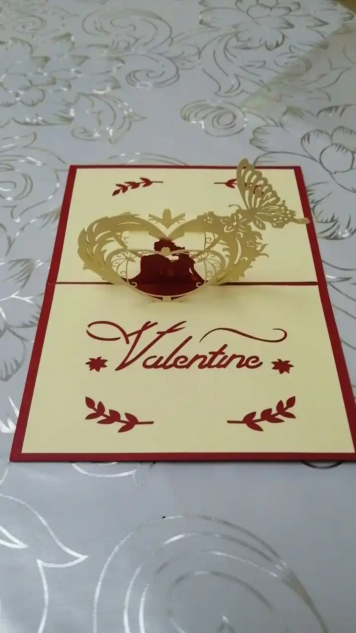 Paketdagi konvert bilan bayram uchun hajmli 3D otkritka