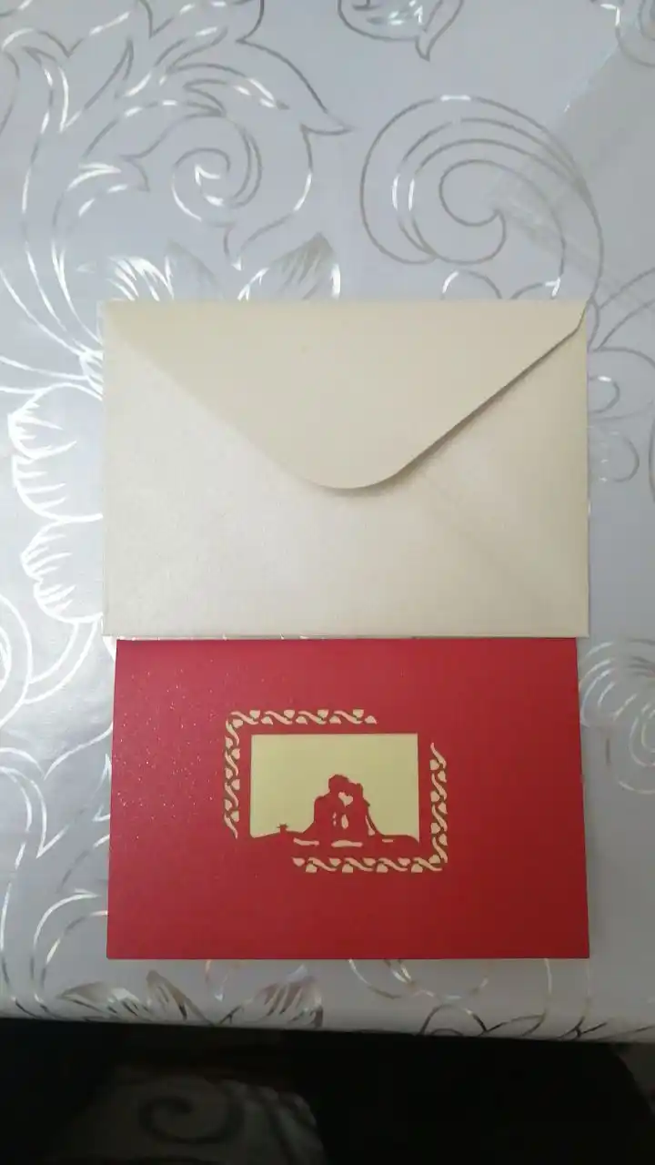 Paketdagi konvert bilan bayram uchun hajmli 3D otkritka