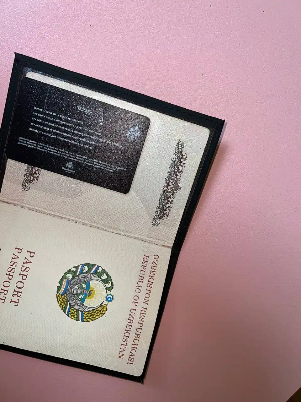 Xorijiy pasport uchun g'ilof, ismingizning bosh harfi bilan bezatilgan noyob muqova