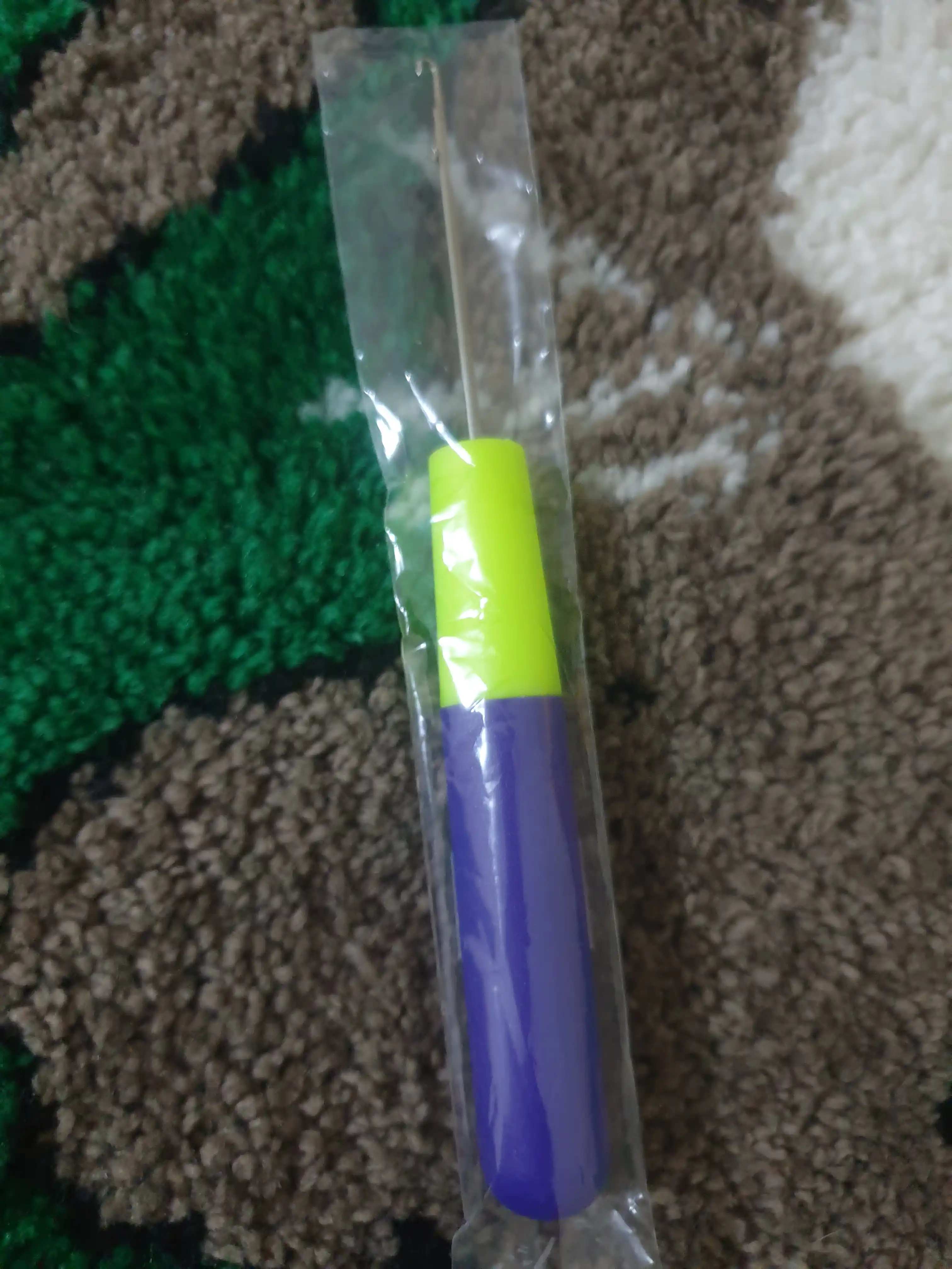Ipning halqalarini ko'tarish uchun igna, ip uchun ilgak