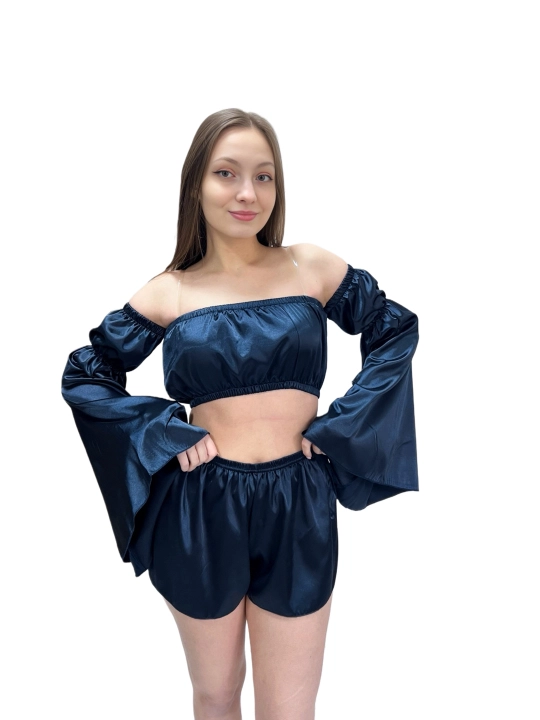Ipak pijamalari shorti va ustki qismlari bilan. Miss Berfin