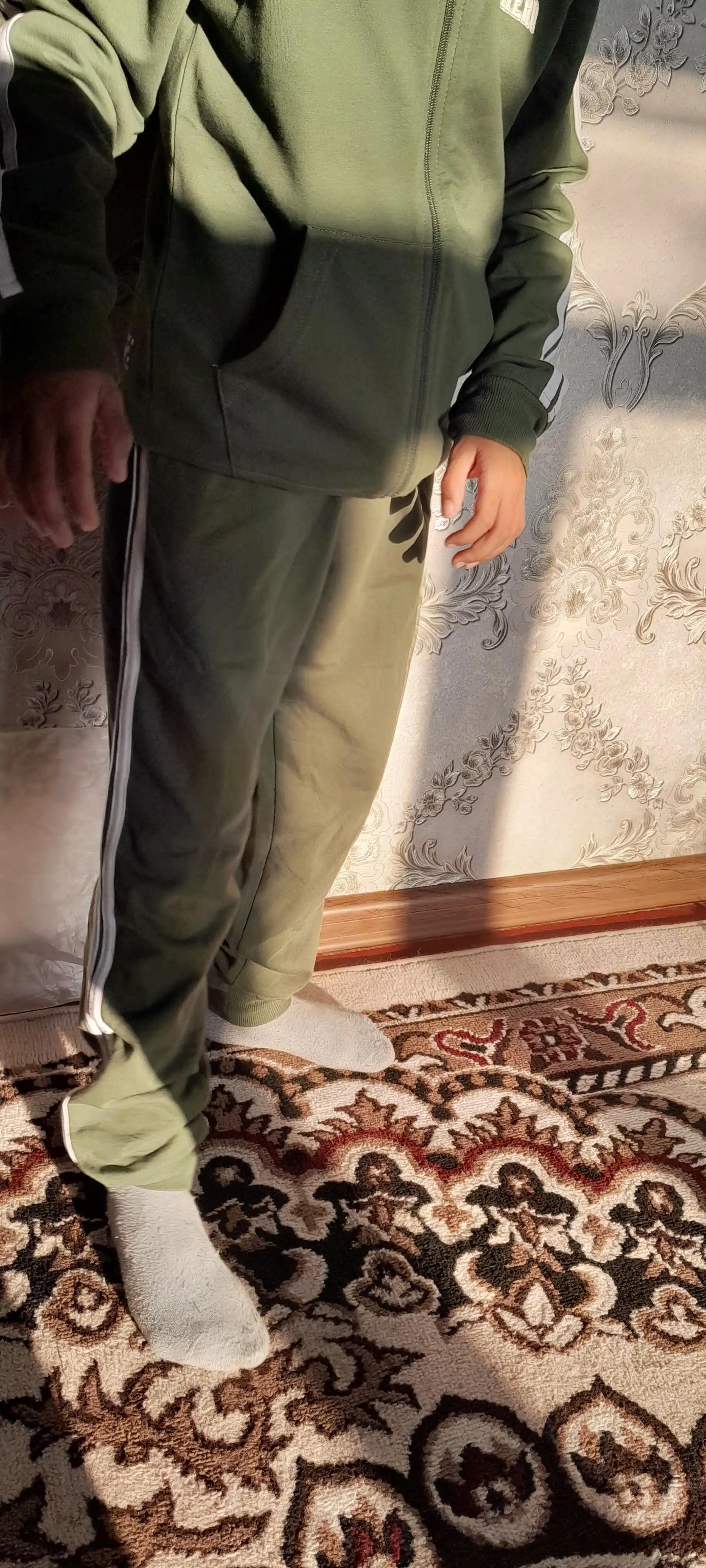 O'g'il bolalar va qizlar uchun sport kostyumi, zamokli va chiziqli