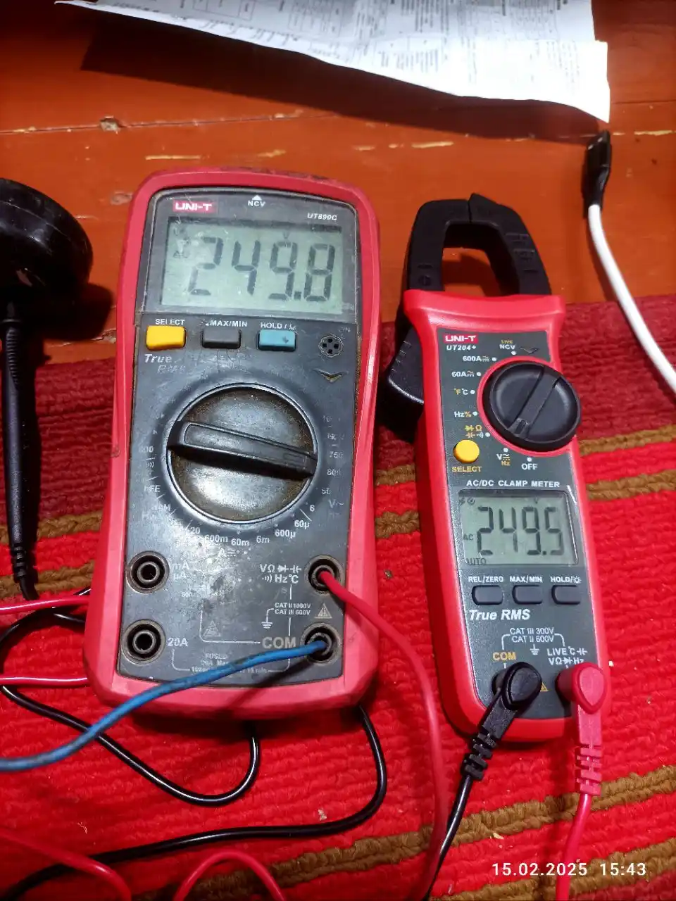 Токовые клещи UNI-T UT204A+ True RMS: DC/AC 600A, температура, емкость, частота