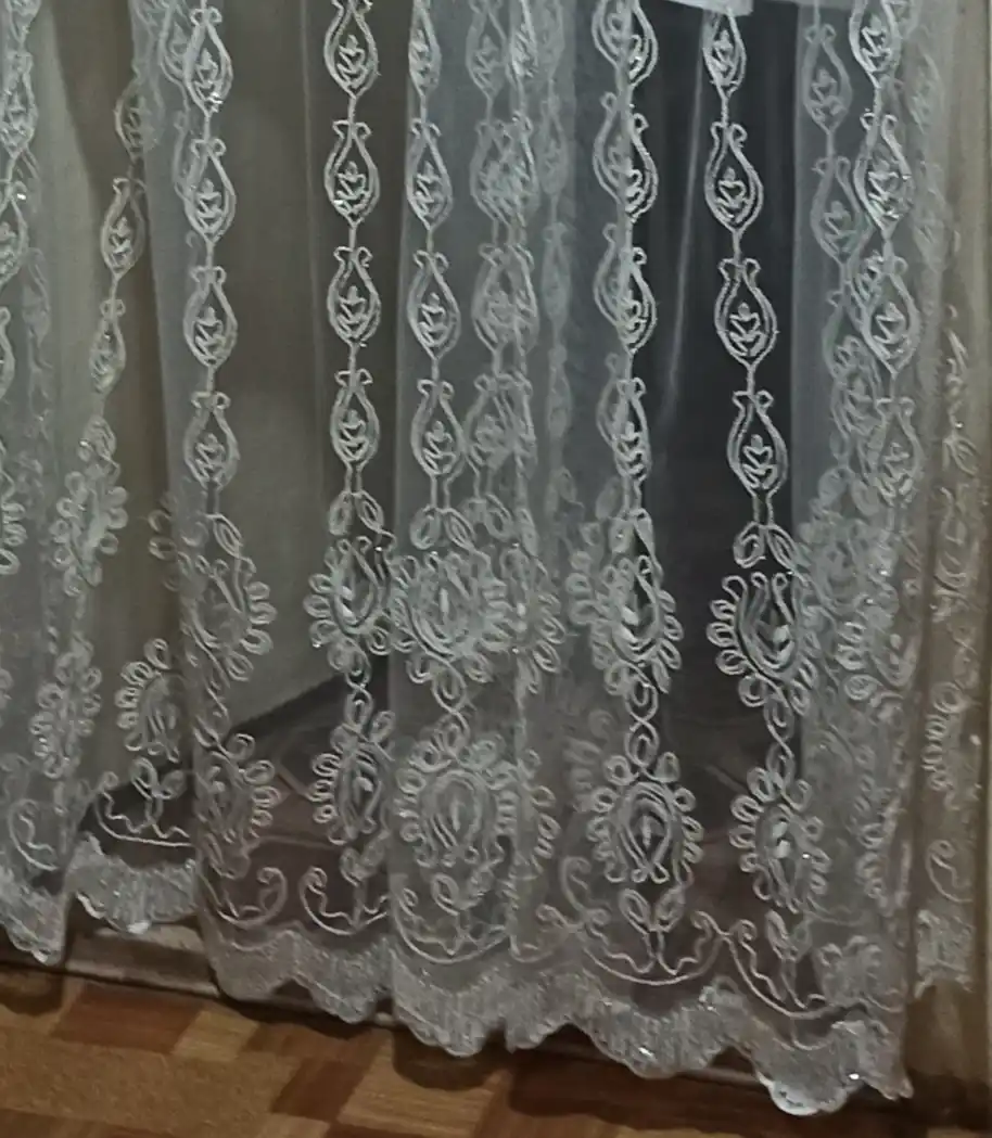 Kashta tikilgan to'rli tyul