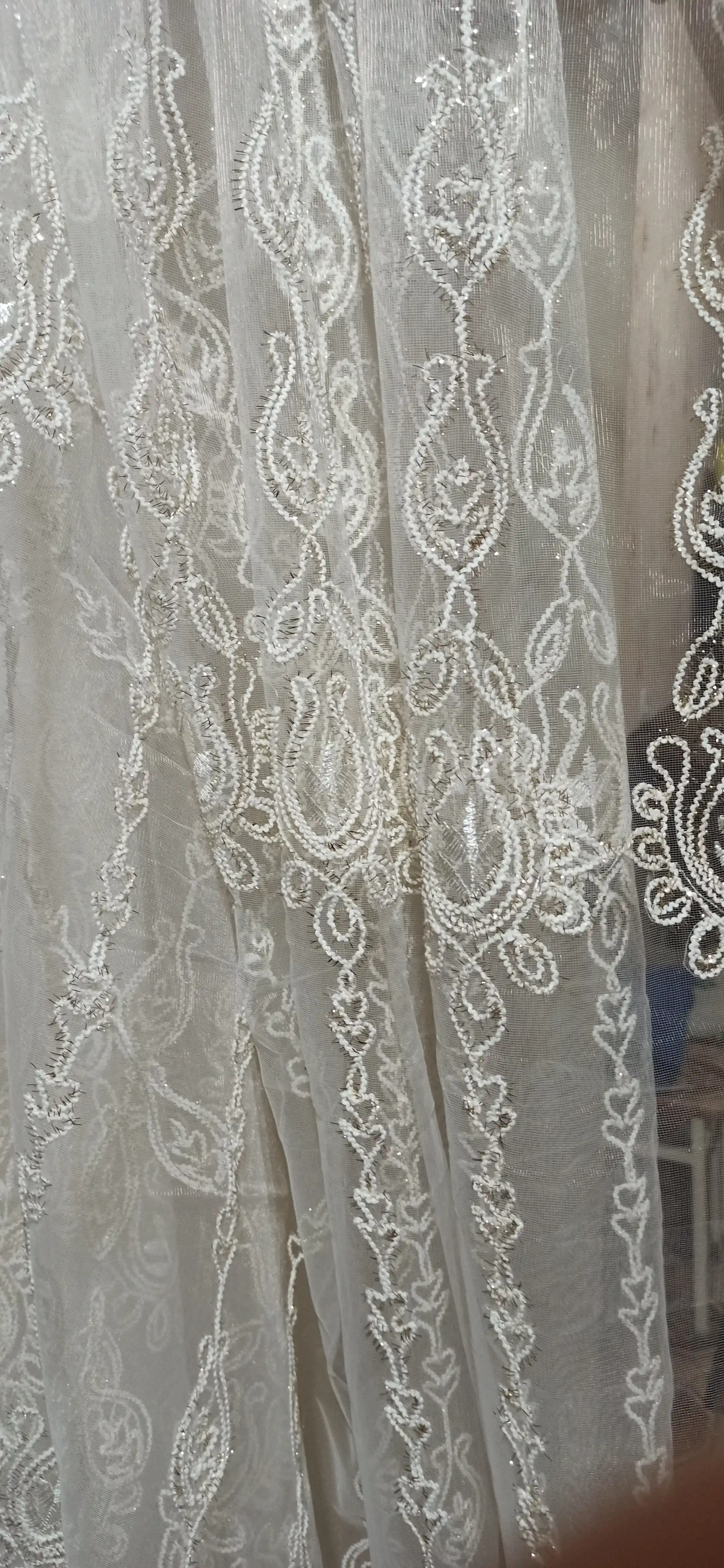 Kashta tikilgan to'rli tyul