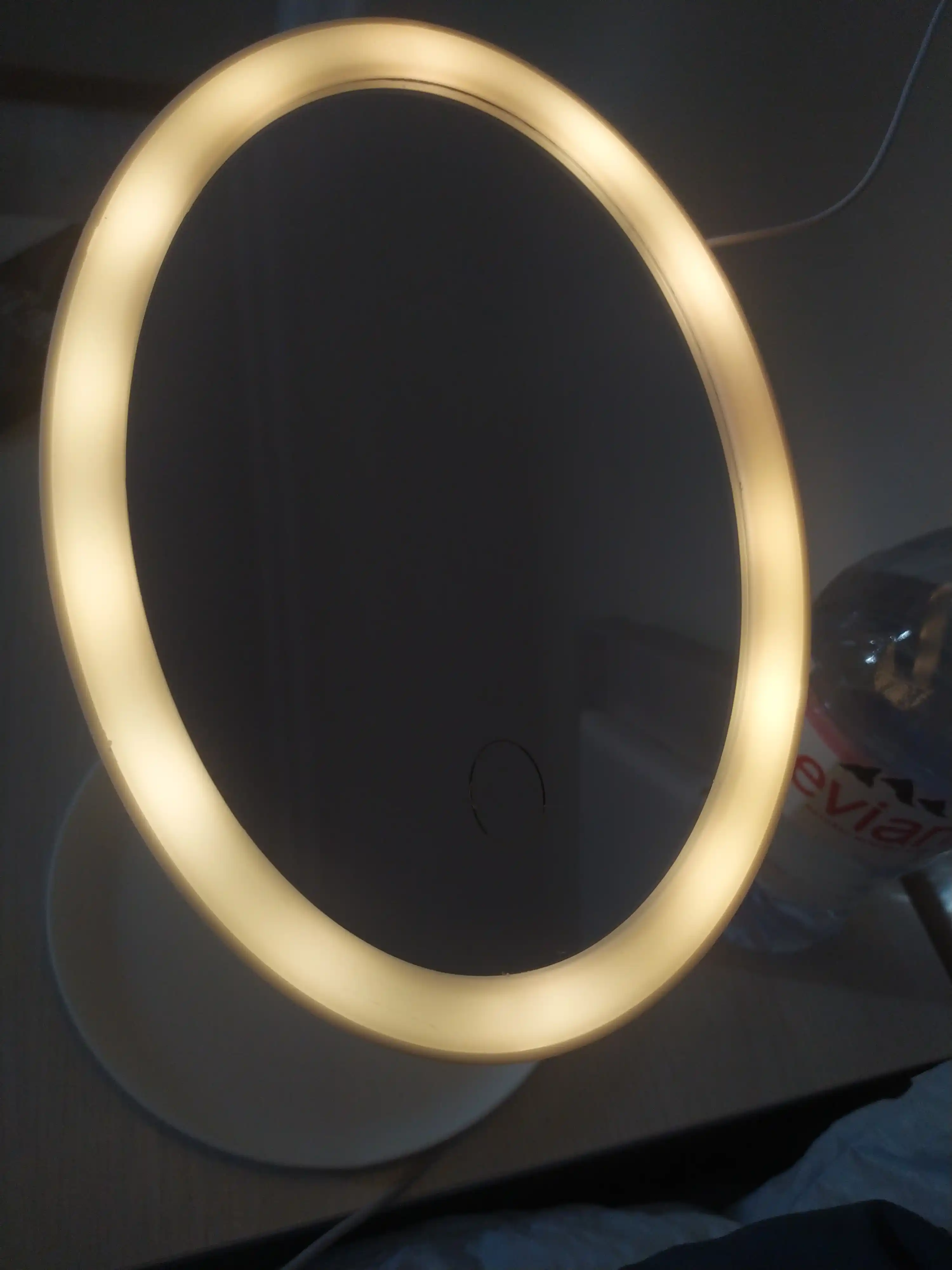 Led yoritgichi bilan stol oynasi