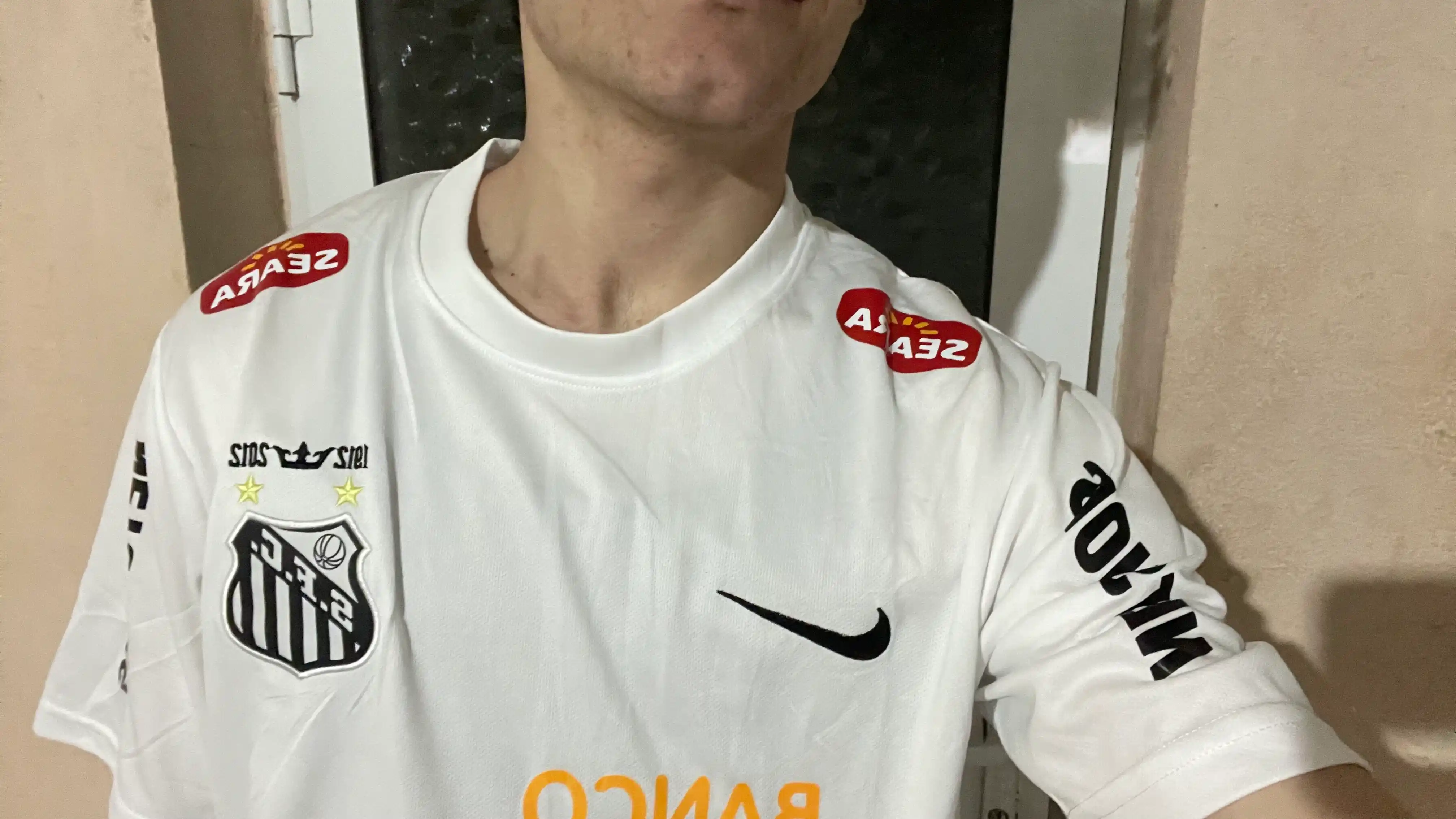 Neymarning Santosdagi klassik oq libosi - oddiylik va afsonaviy uslub