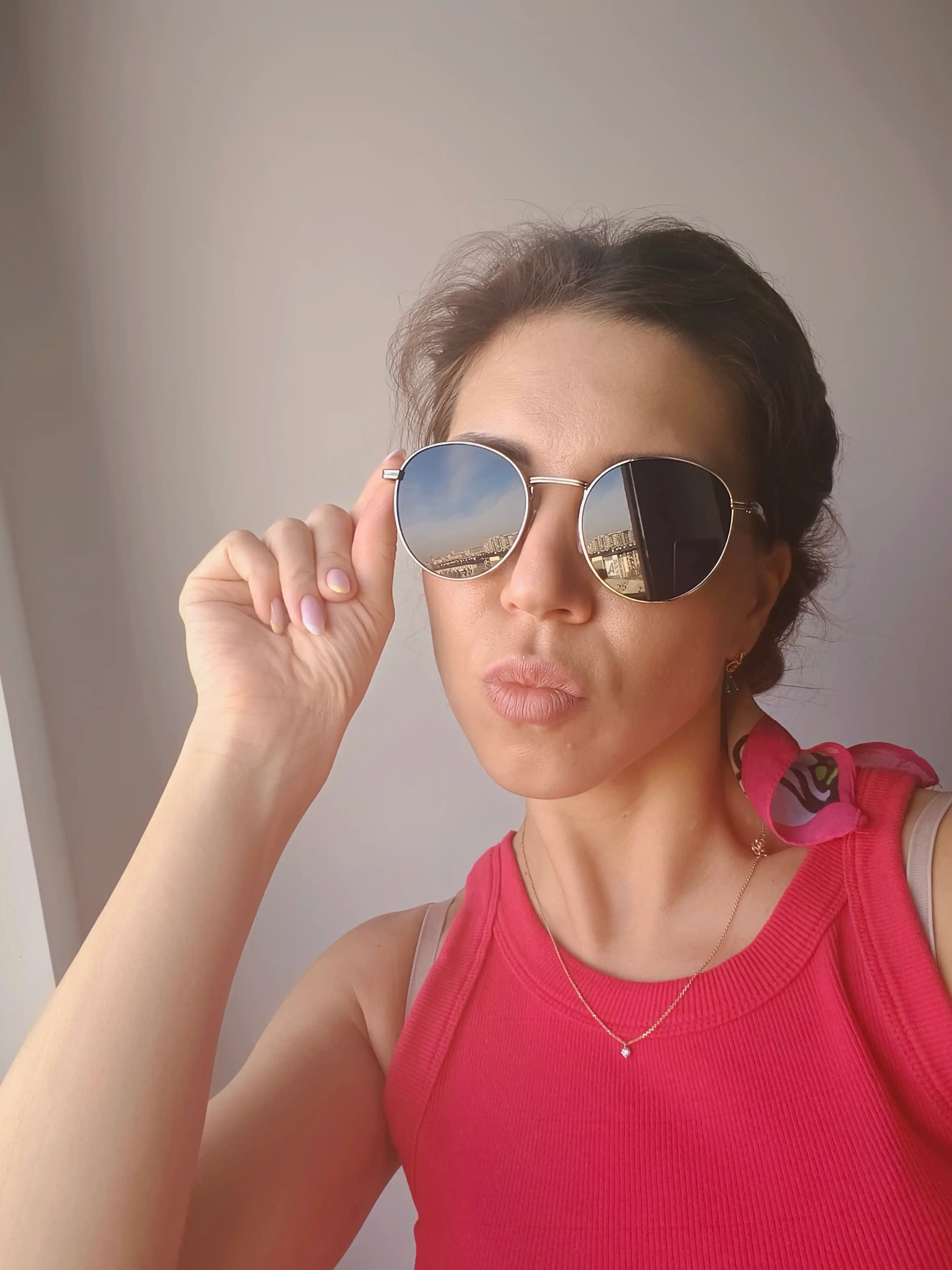 Quyosh ko'zoynaklari ayollar va erkaklar, UV himoyasi bilan