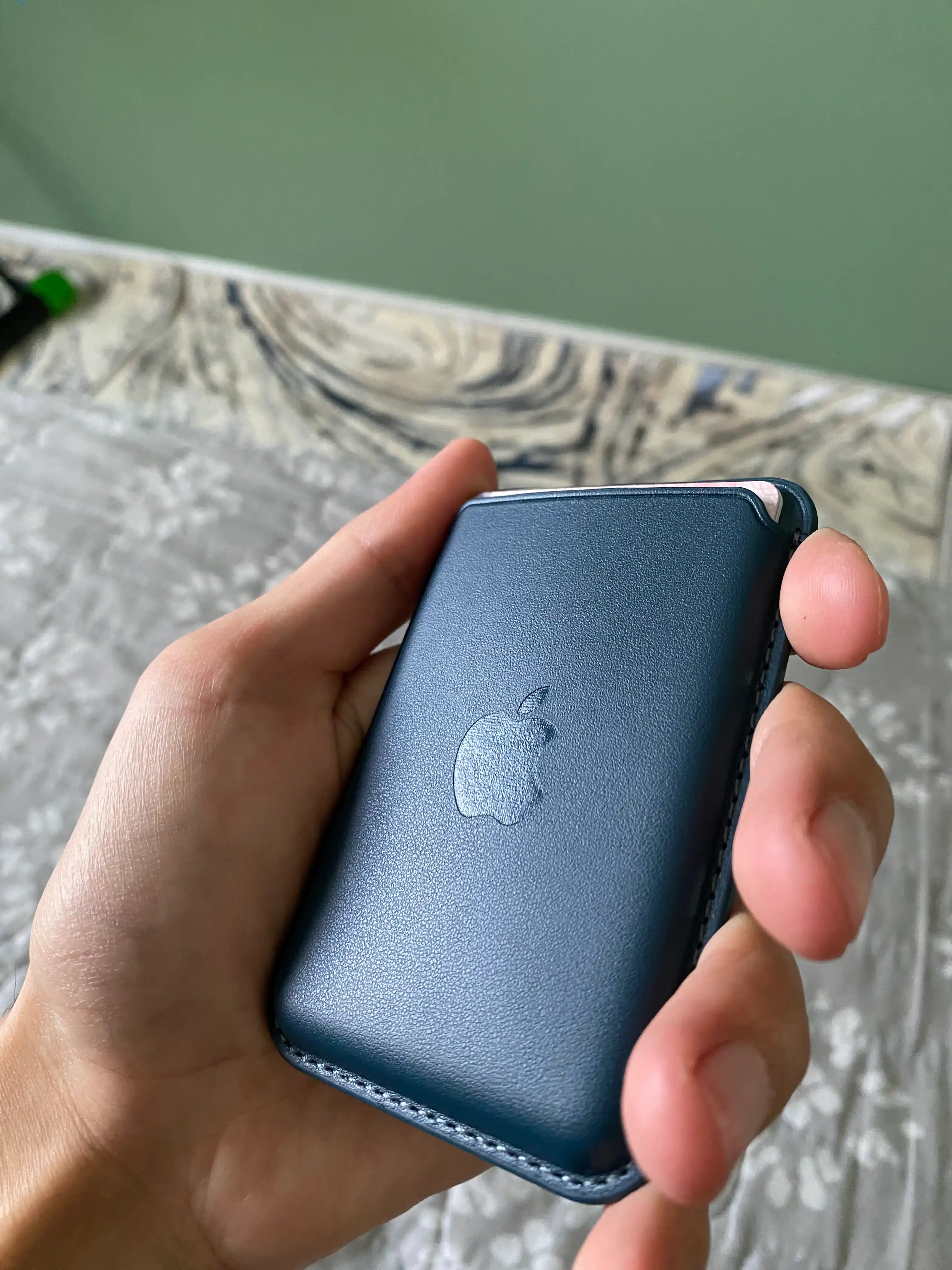 IPhone uchun MagSafe qo‘llab-quvvatlanadigan logotipli charm kartxolder