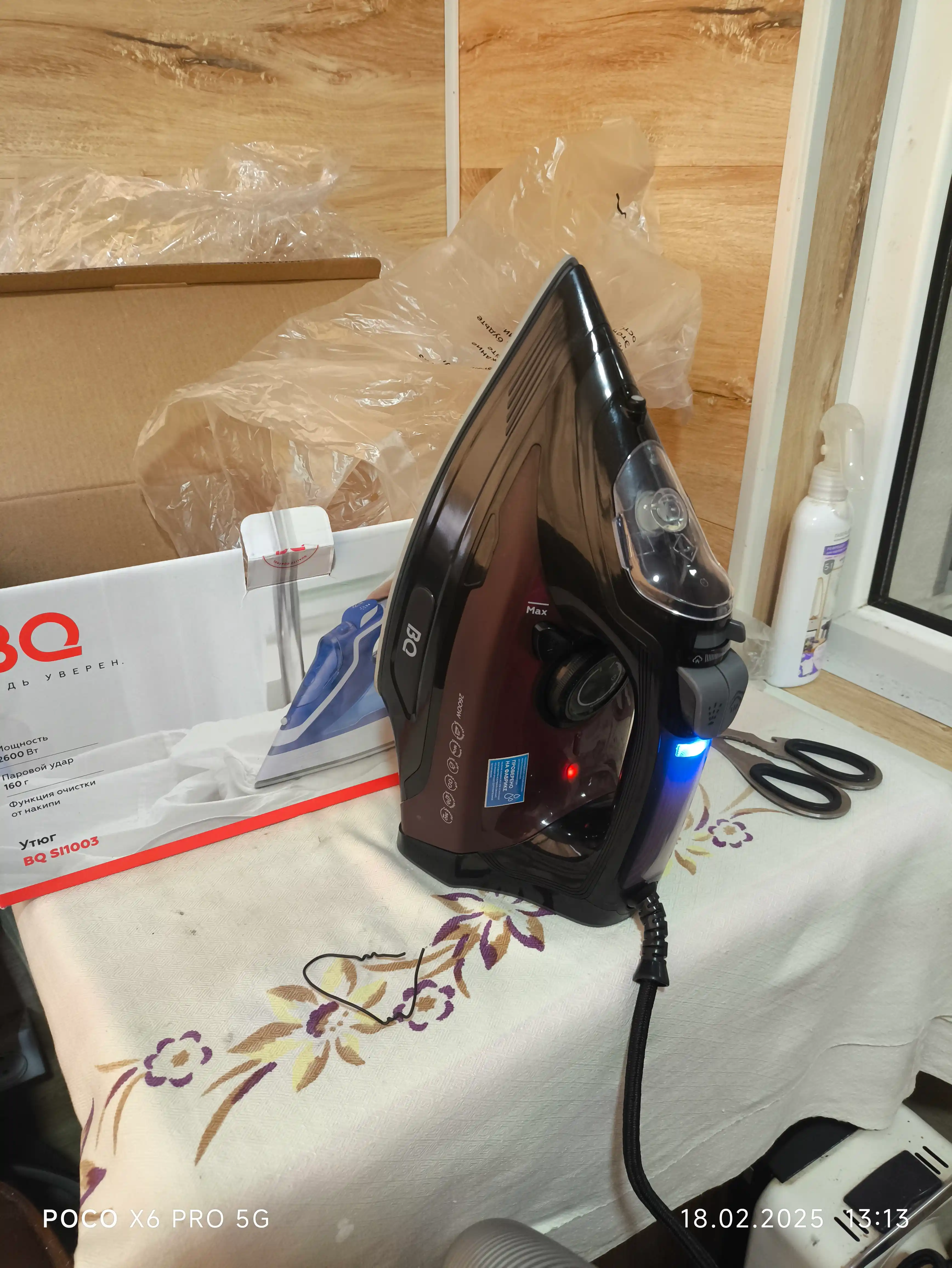 Утюг паровой для глажки BQ SI1003, мощность 2600 Вт, 0.36 л, вертикальное отпаривание