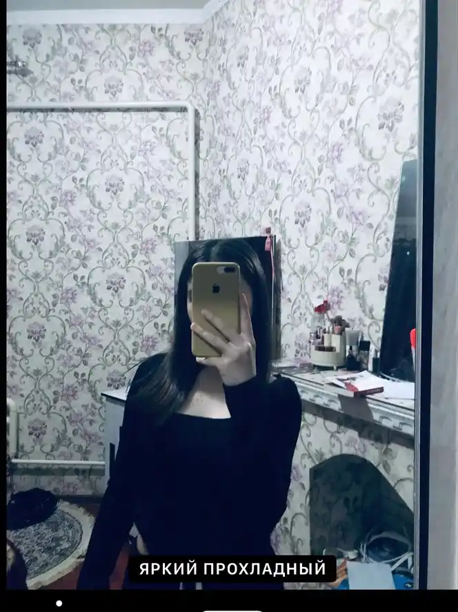 To'rtburchak bo'yinli va uzun yengli ayollar top-longsliv