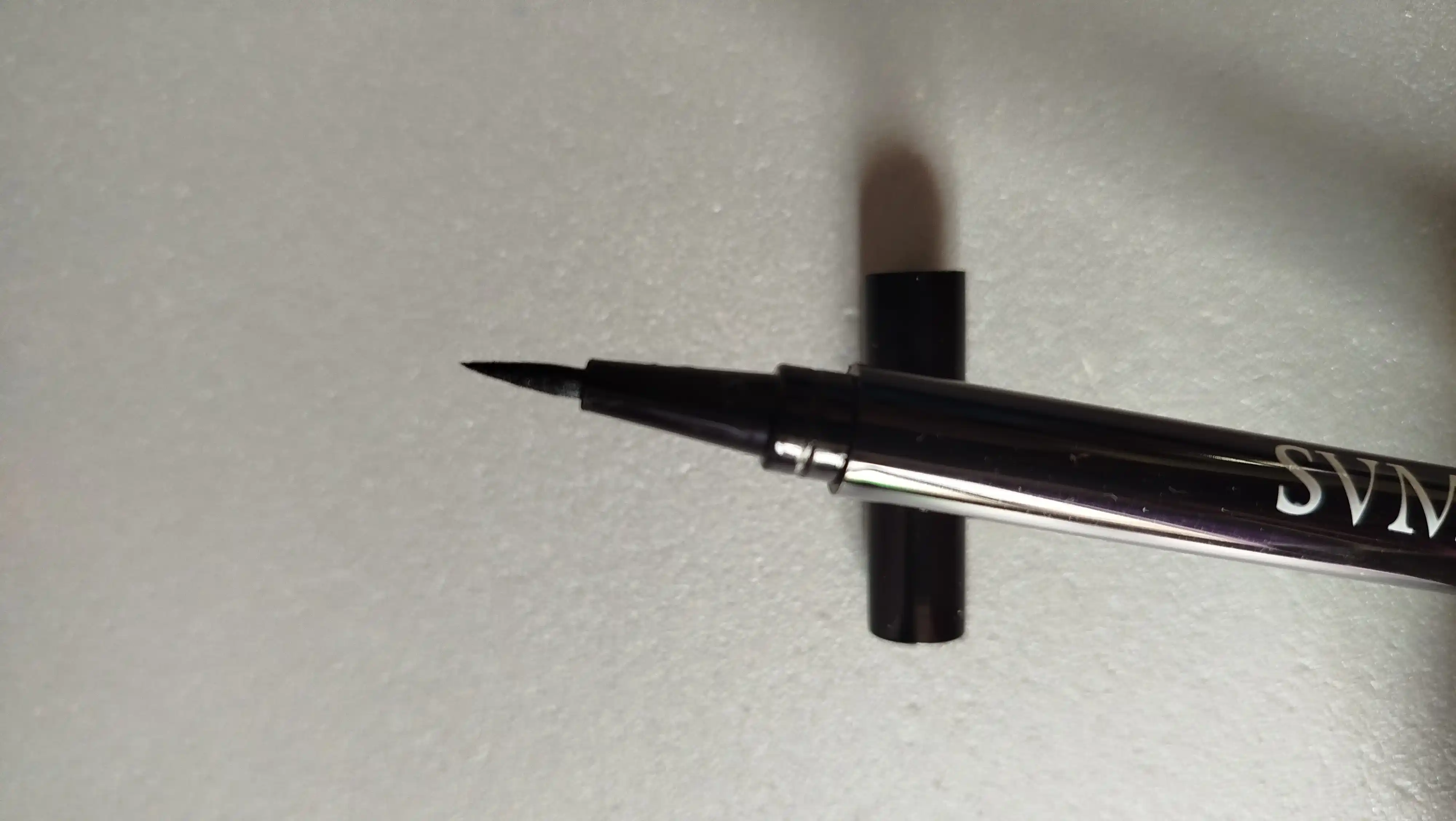 Suvga chidamli, ko‘z uchun suyuq podvodka, qattiq uchli, 2 ml