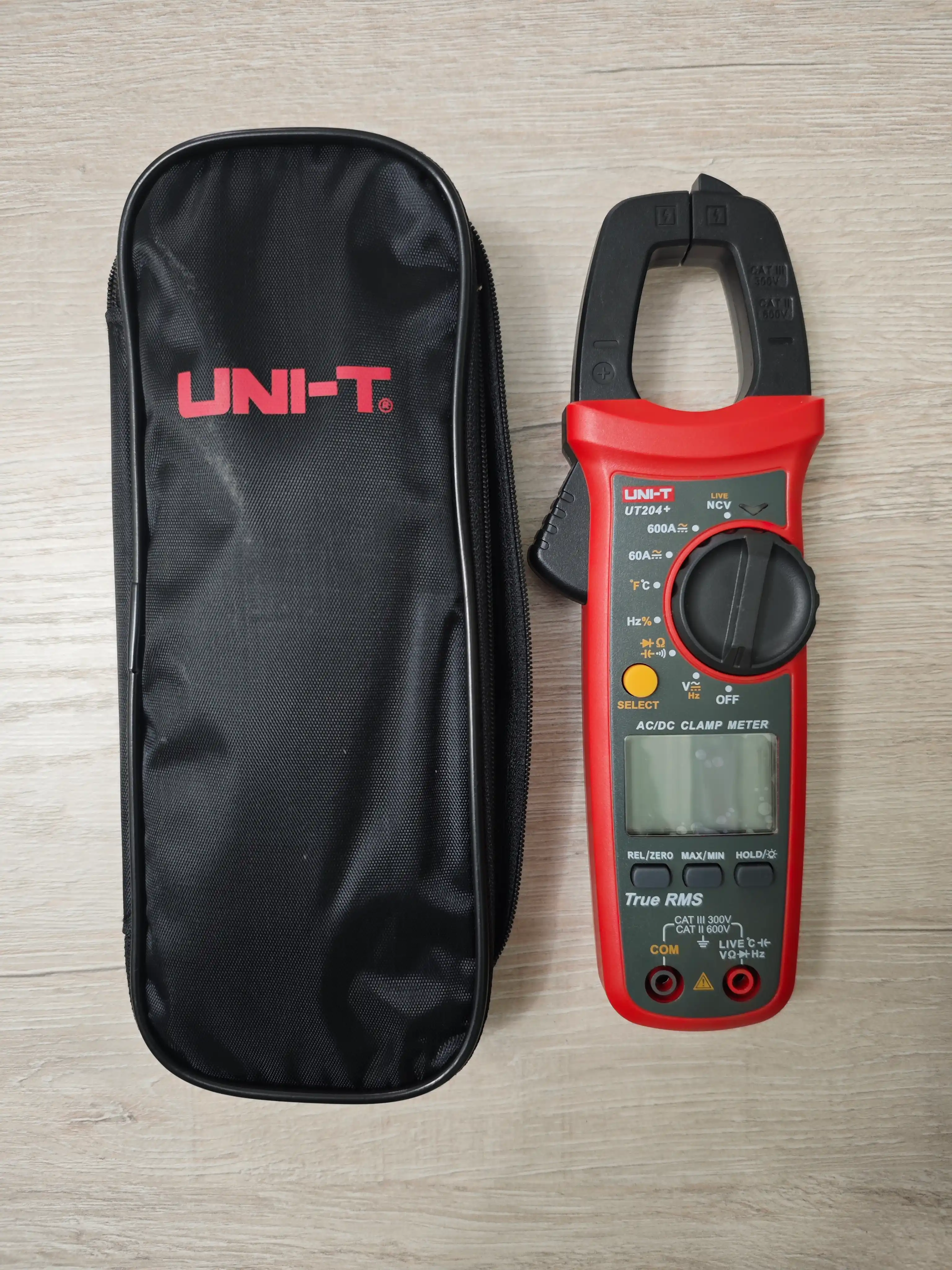 Токовые клещи UNI-T UT204A+ True RMS: DC/AC 600A, температура, емкость, частота