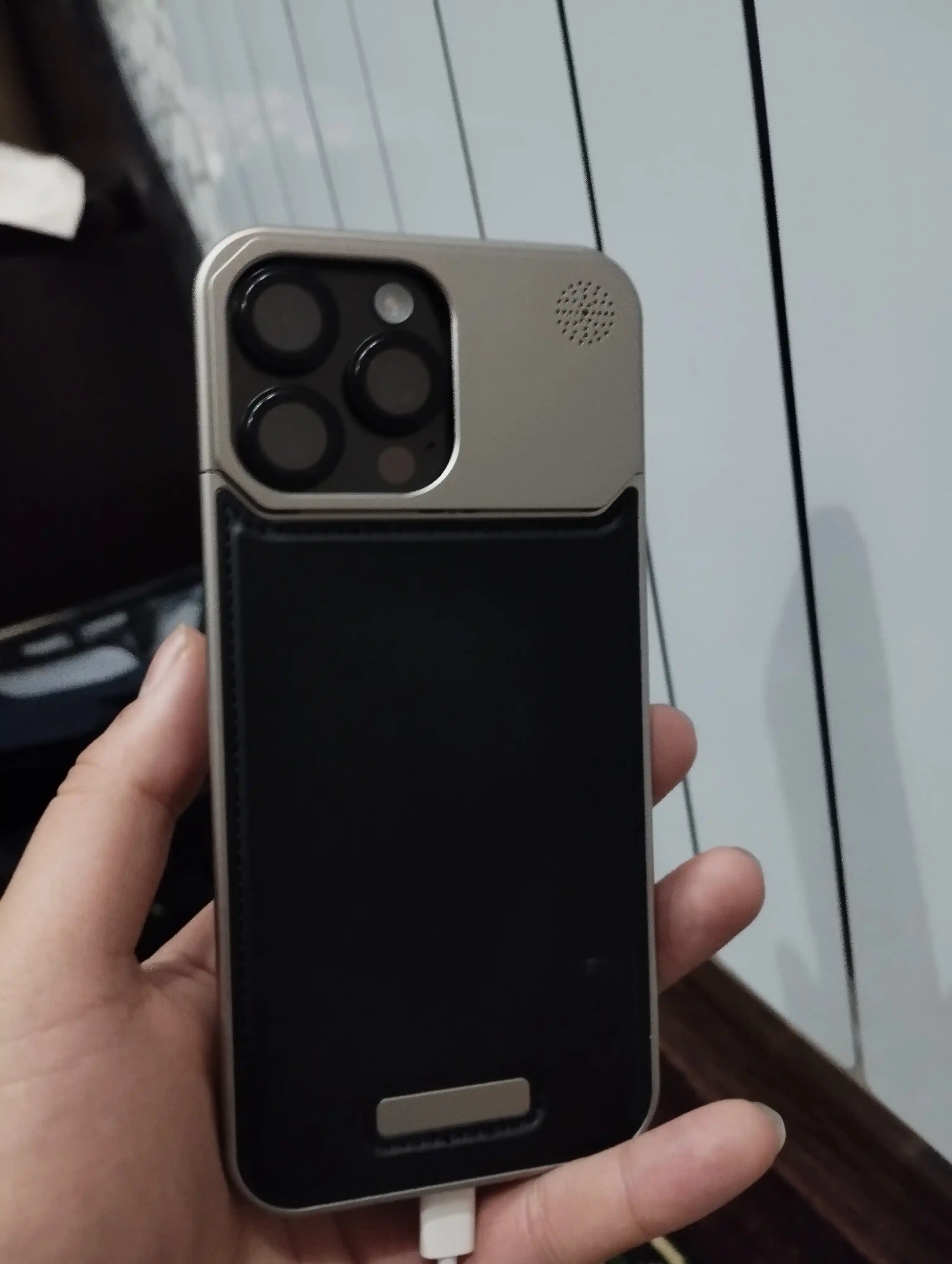 IPhone 14, 15, 16 Pro / Max, MagSafe uchun xushbo'y hidli charm metall g'ilof