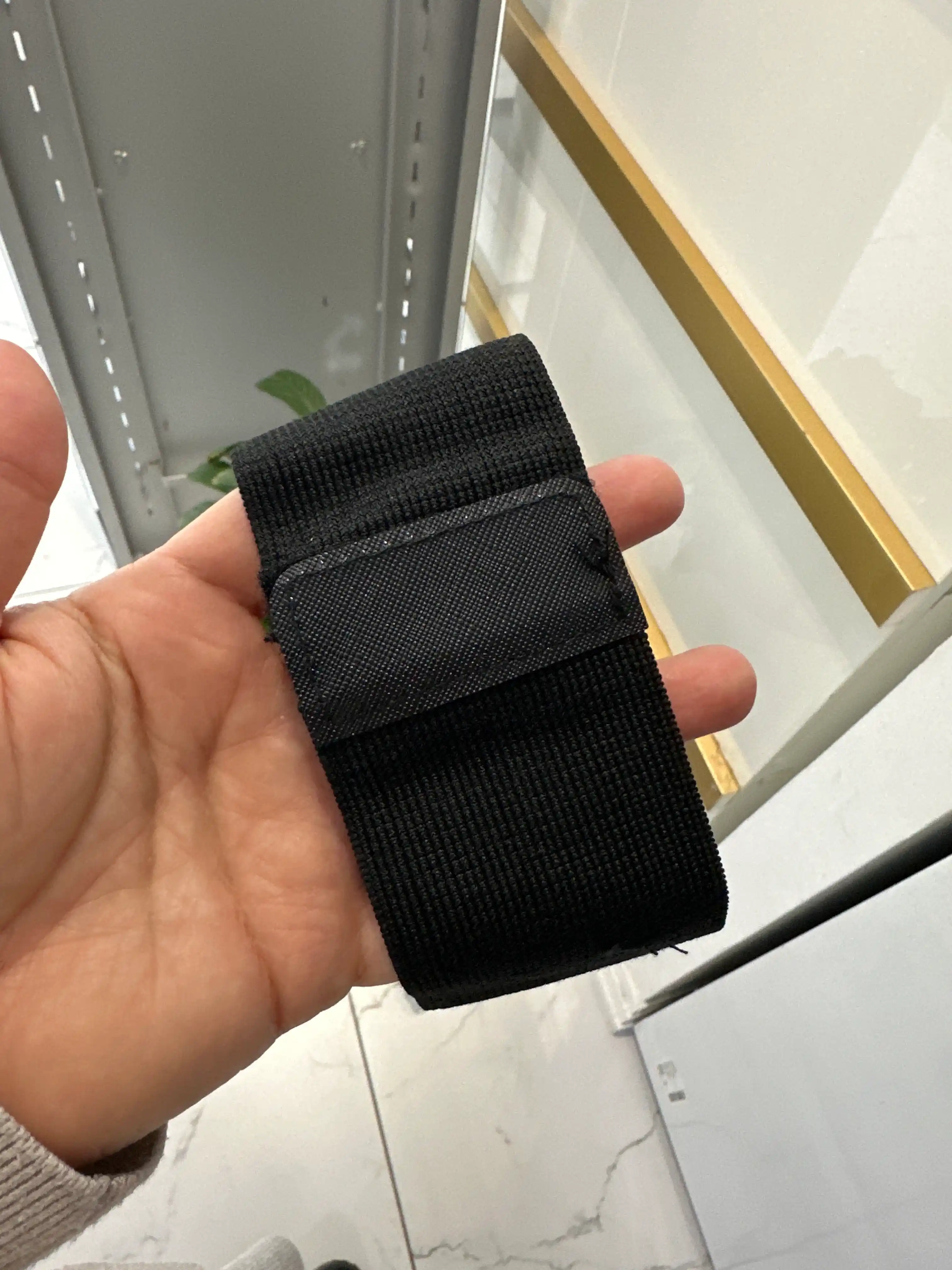 Qo‘l bilagiga telefon ushlagichi 📱 — sozlanadigan sport bilagi-ushlagichi.