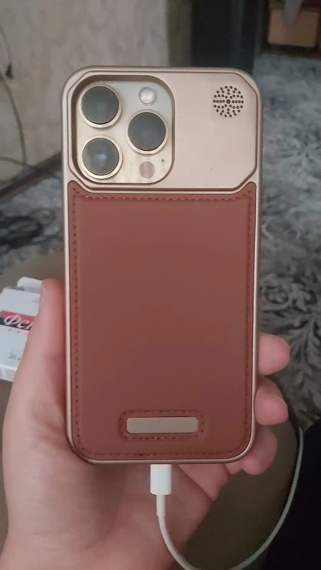 IPhone 12,13,14,15,16 Pro / Max uchun charm metall ko'rinishdagi plastik g'ilof