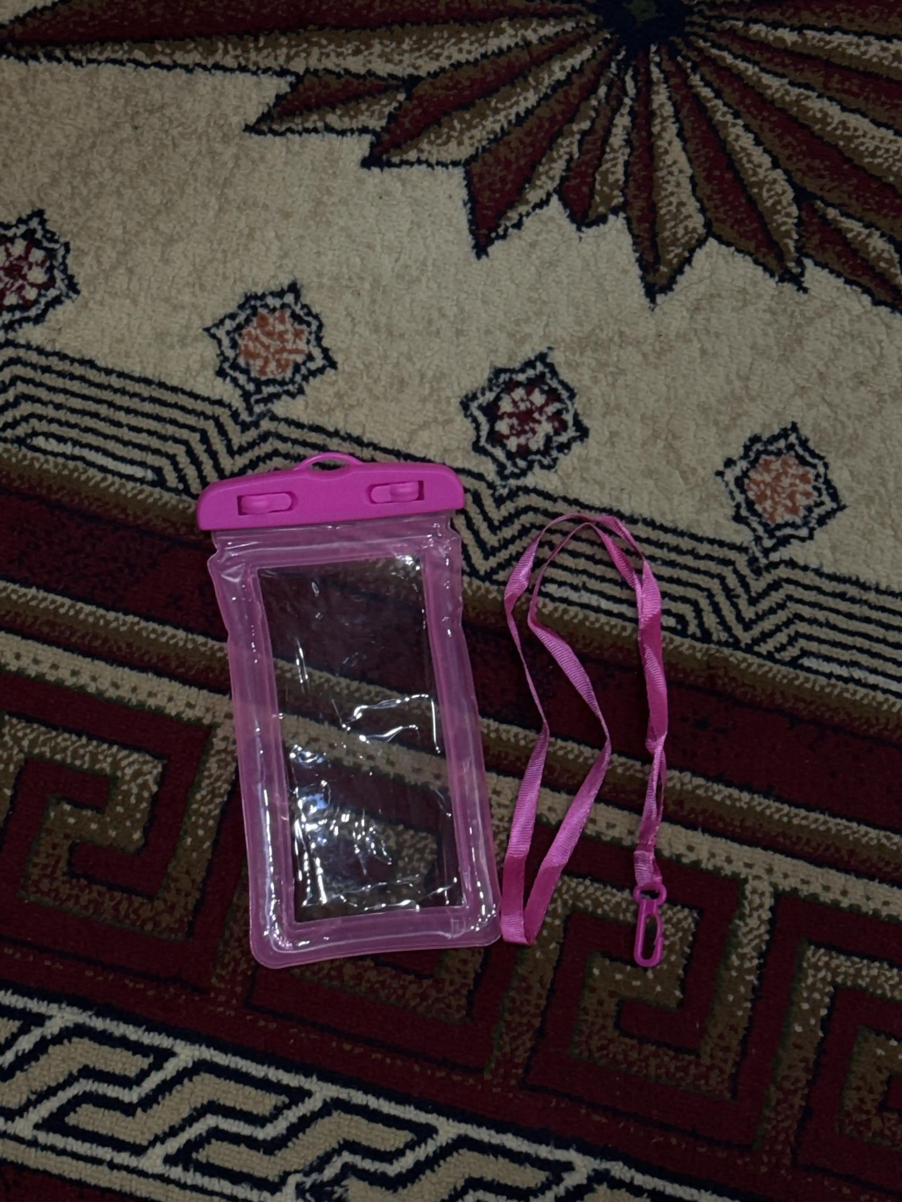 Suzish uchun suv o'tkazmaydigan uyali telefon sumkasi