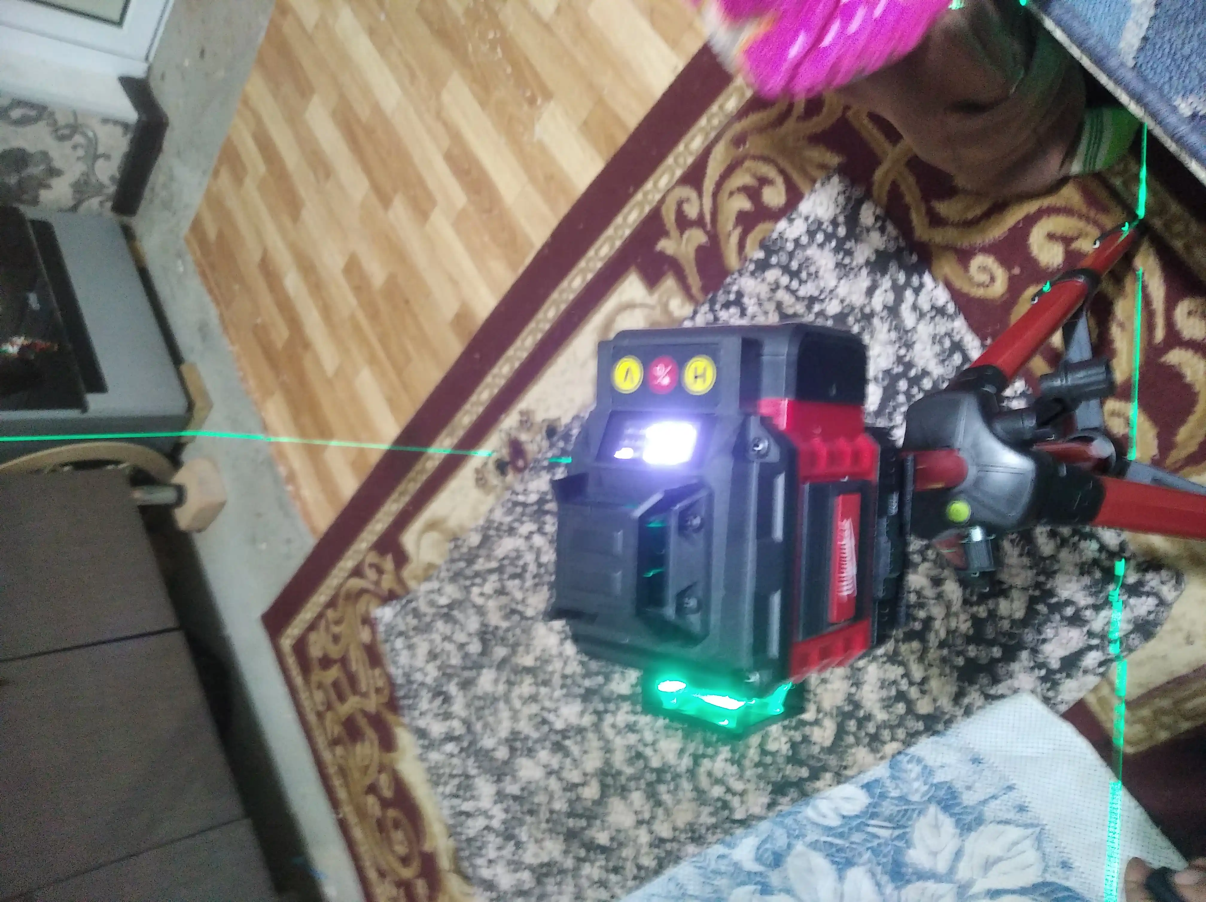 Лазерный уровень со штативом 4D 16L