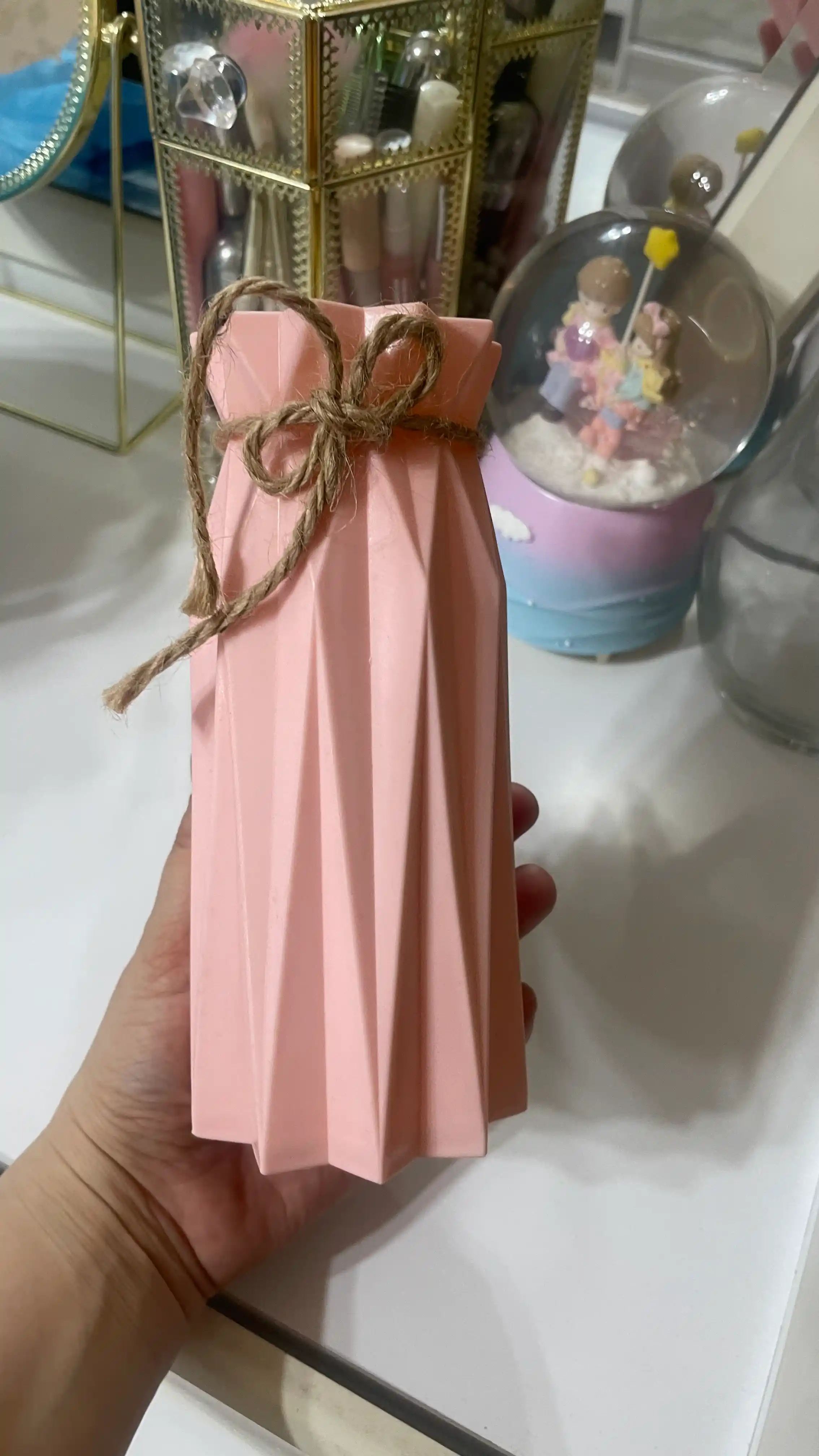 Gullar uchun guldon, plastik
