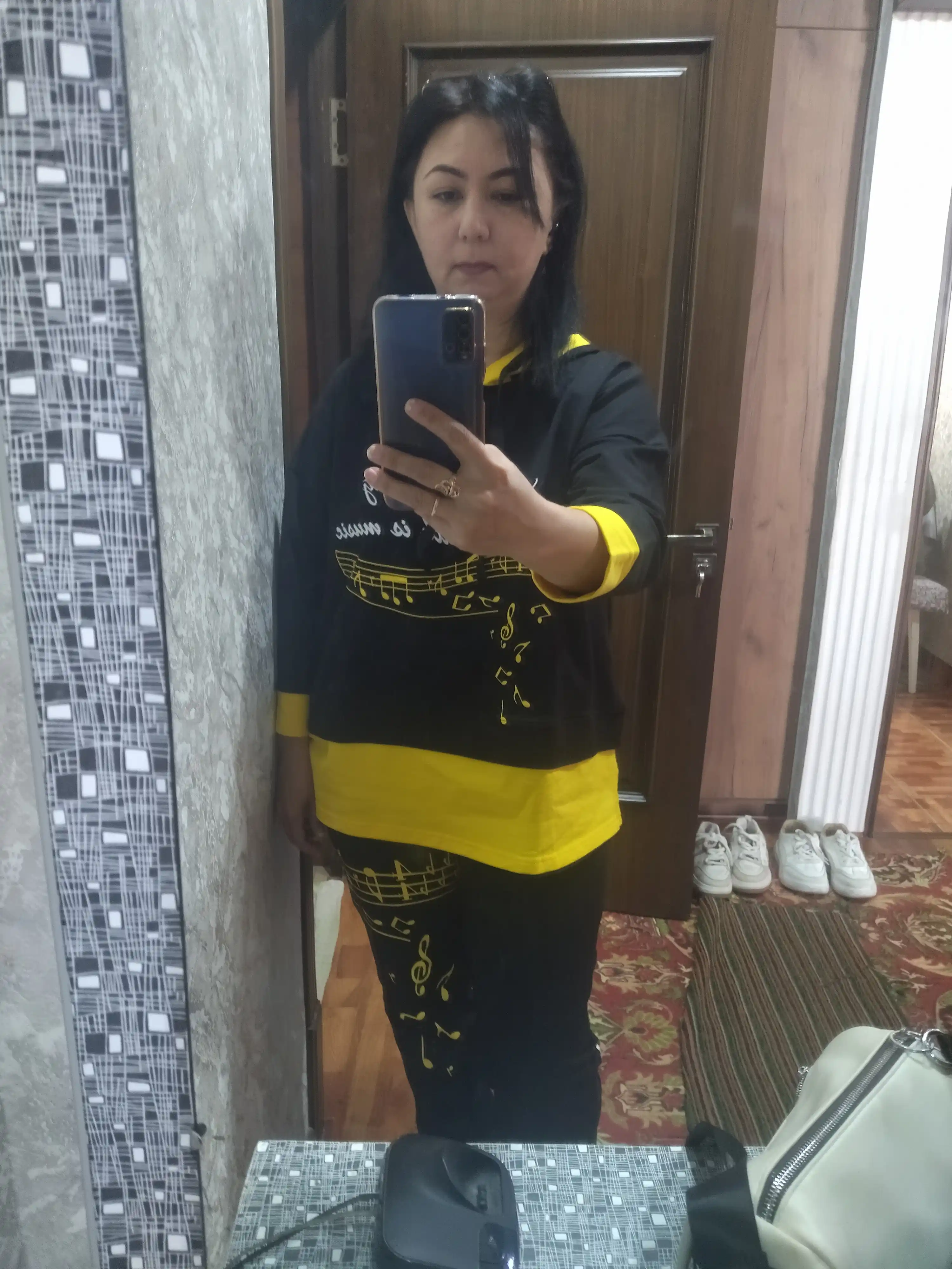 Ayollar uchun kapyushonli katta olchamdagi sport kostyumi