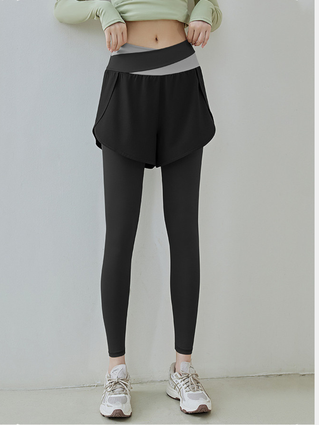 Tukli mushuk va katta kokrakli buvi nevarasiga qaraydi