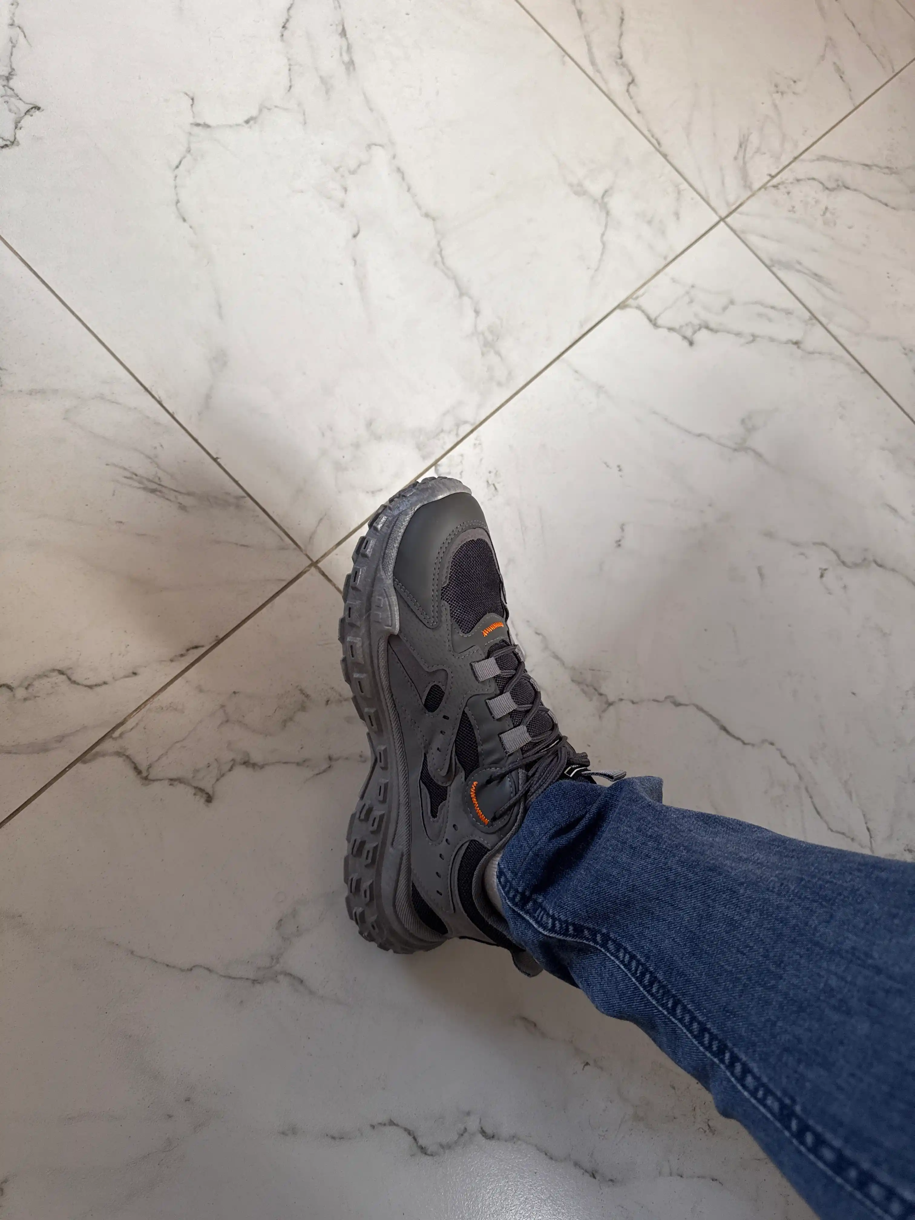 Erkaklar uchun demi-mavsumiy MIRS SHOES krossovkalari, baland taglikda, 1 o‘lchamga kichik