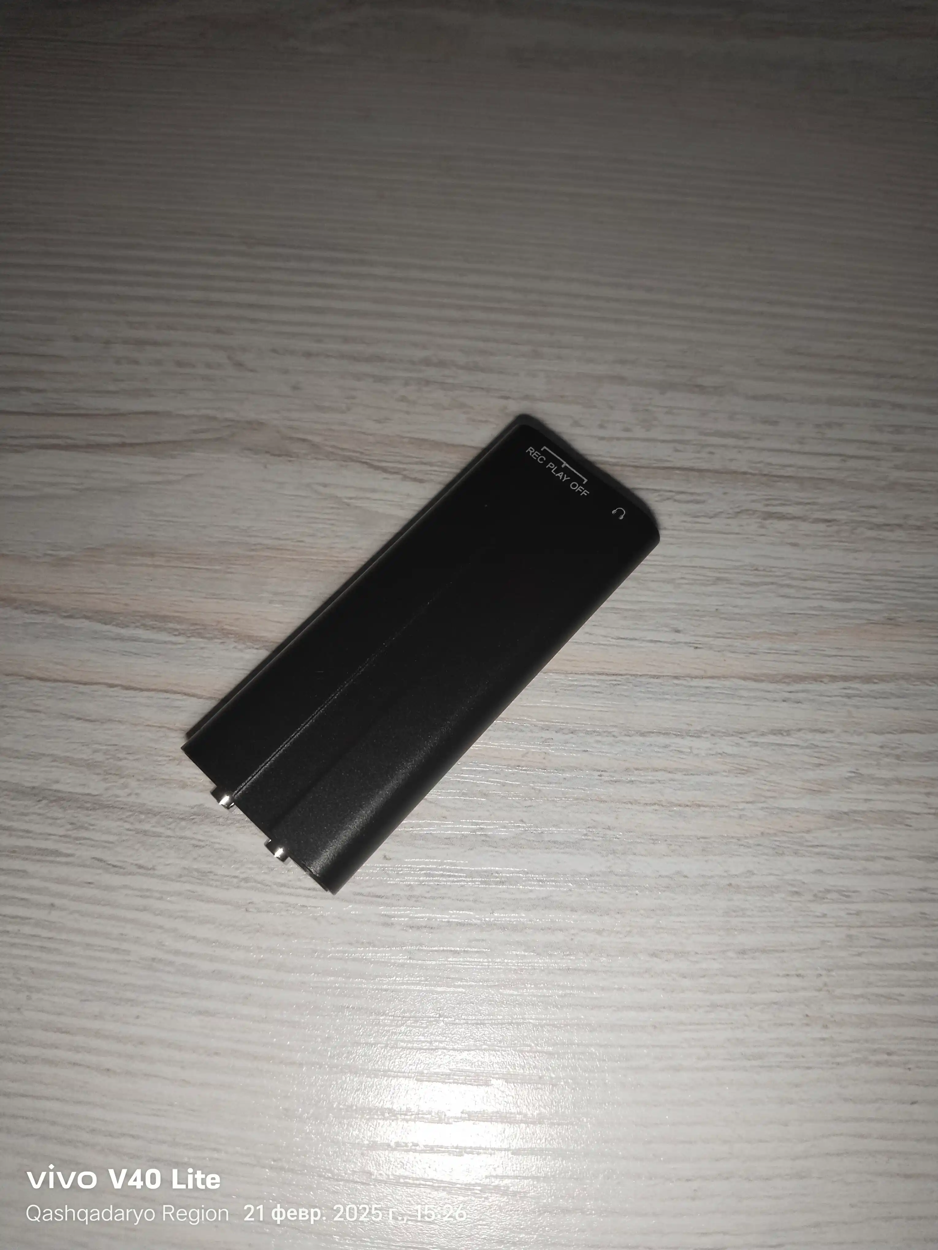 Mini diktofon, 2 kundan kop to'xtovsiz ovoz yozadi, 8 gb + zaryadlash qurilmasi