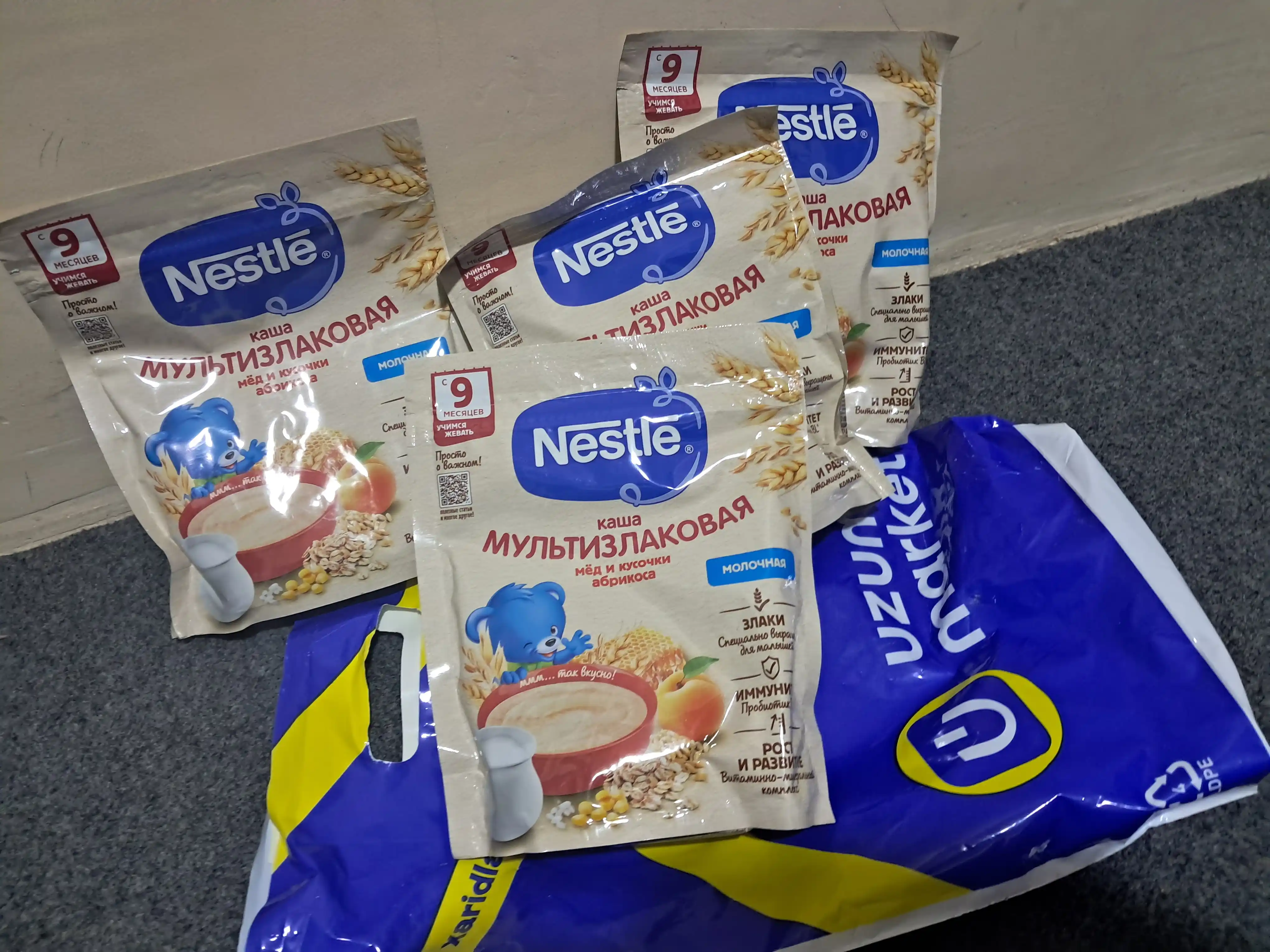 NESTLE bo‘tqasi Asal va o‘rik bo‘lakchalari qo‘shilgan sutli multiflok paket 200 g