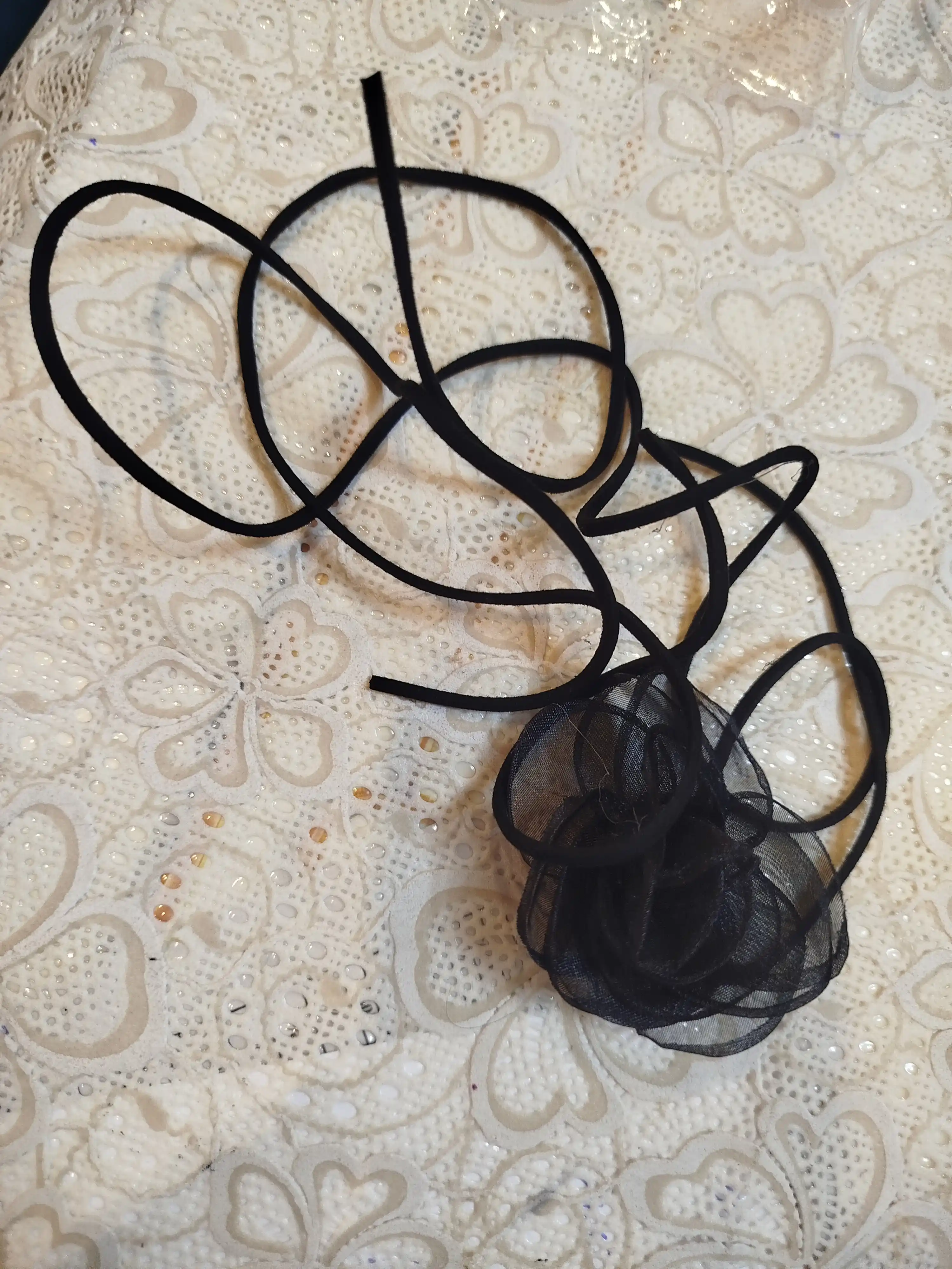 Qora gulli bo'yinbog'li choker