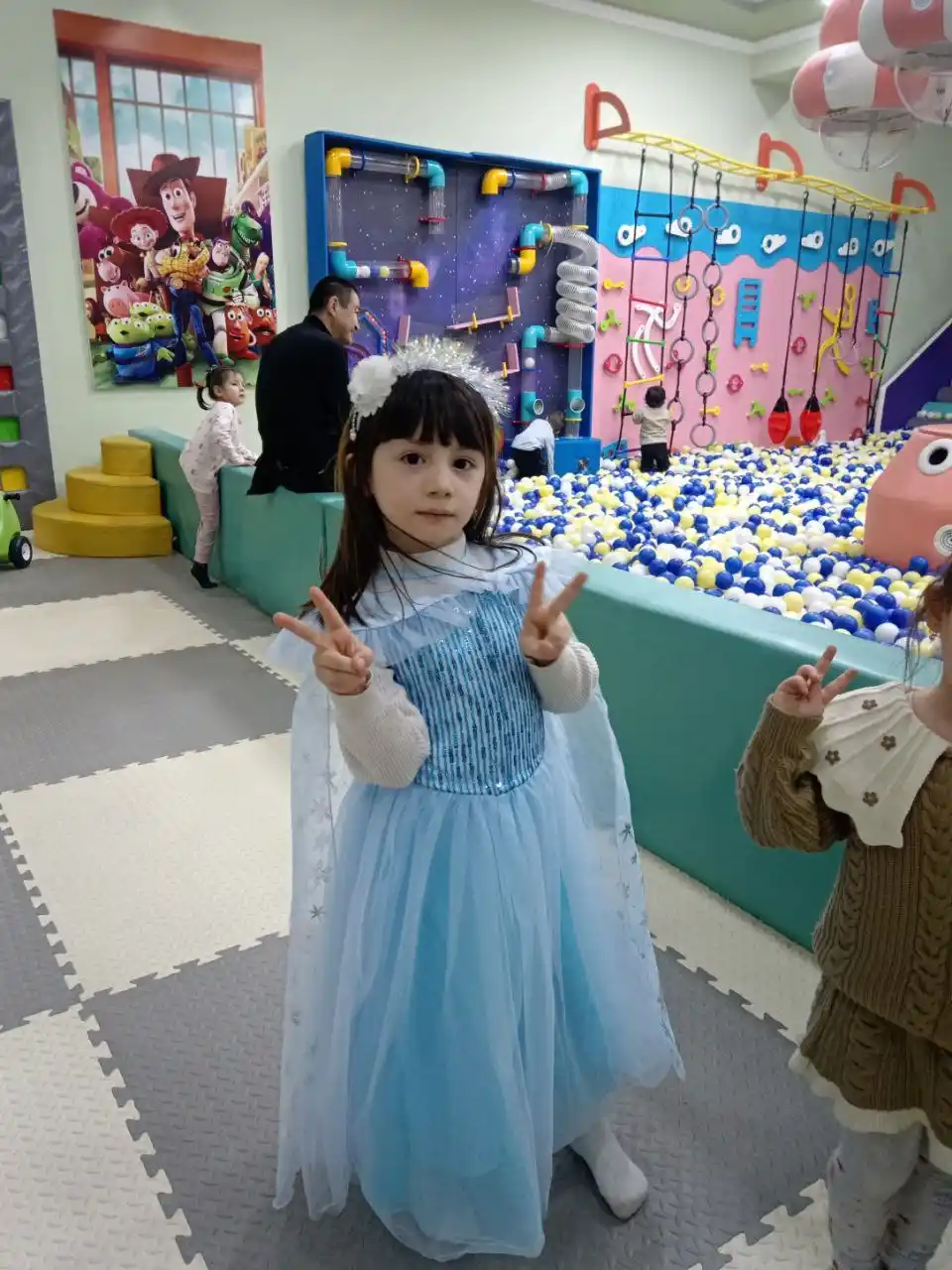 Elza, Rapunzel, Rusalka Zolushka qizlari uchun bayram libosi