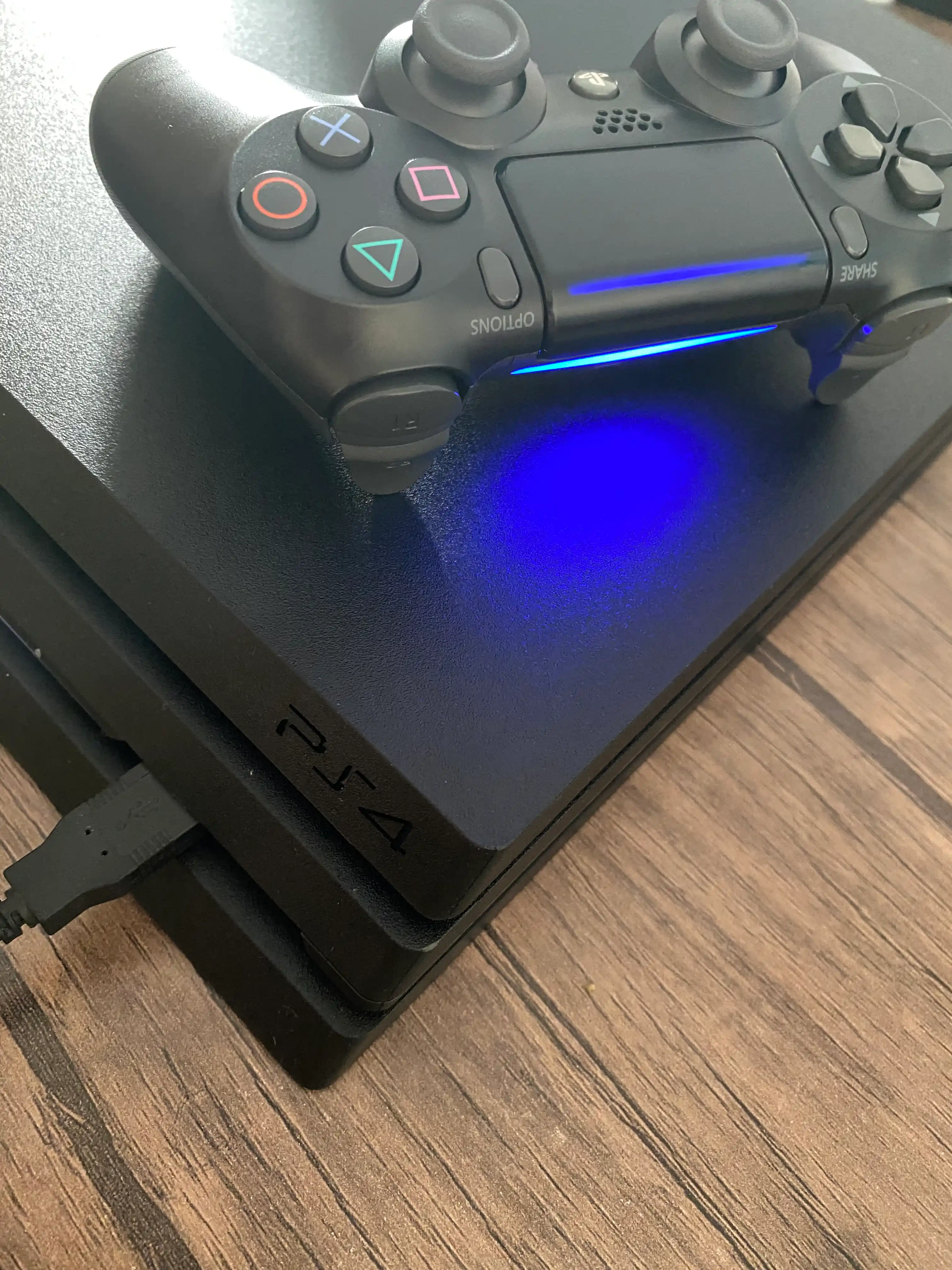 PlayStation 4 Pro, 1TB, o'yinlar va 2-joystik bilan