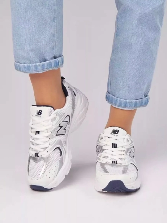 Ayollar uchun krossovkalar NEW Balance 530