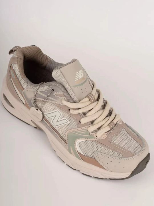 Ayollar uchun krossovkalar NEW Balance 530