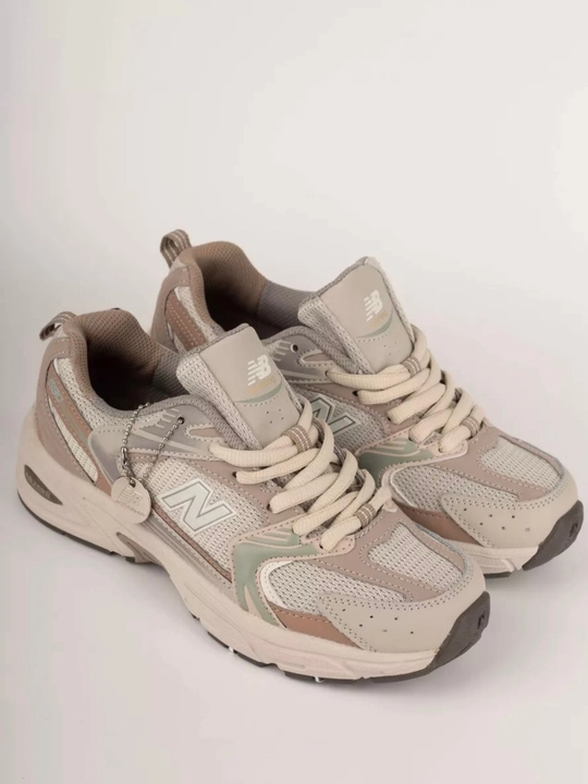 Ayollar uchun krossovkalar NEW Balance 530