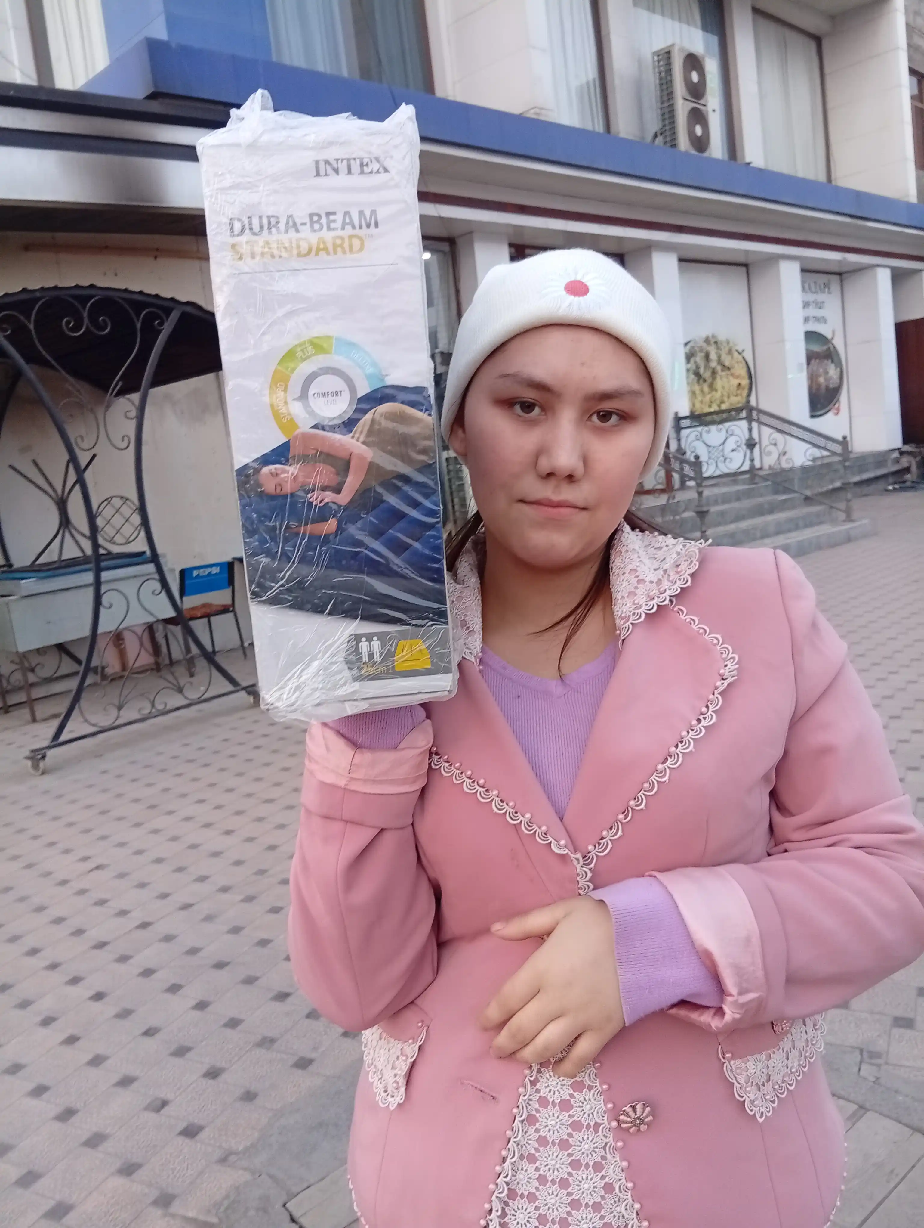 Puflanadigan matras ikki kishilik, nasos va yostiqlar bilan Intex 64765, 203 * 152 * 25 sm
