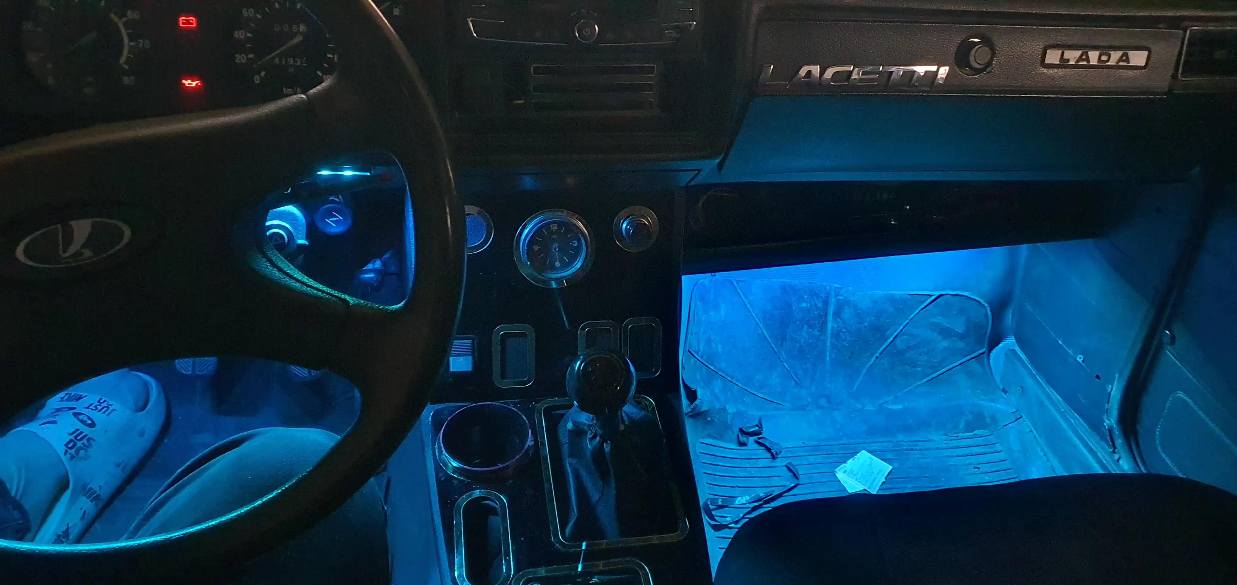 Masofaviy boshqaruv pulti yoki RGB ilovasi bilan salonga 16 m rangli LED yoritgich, oyoqlarga ham yoritgich