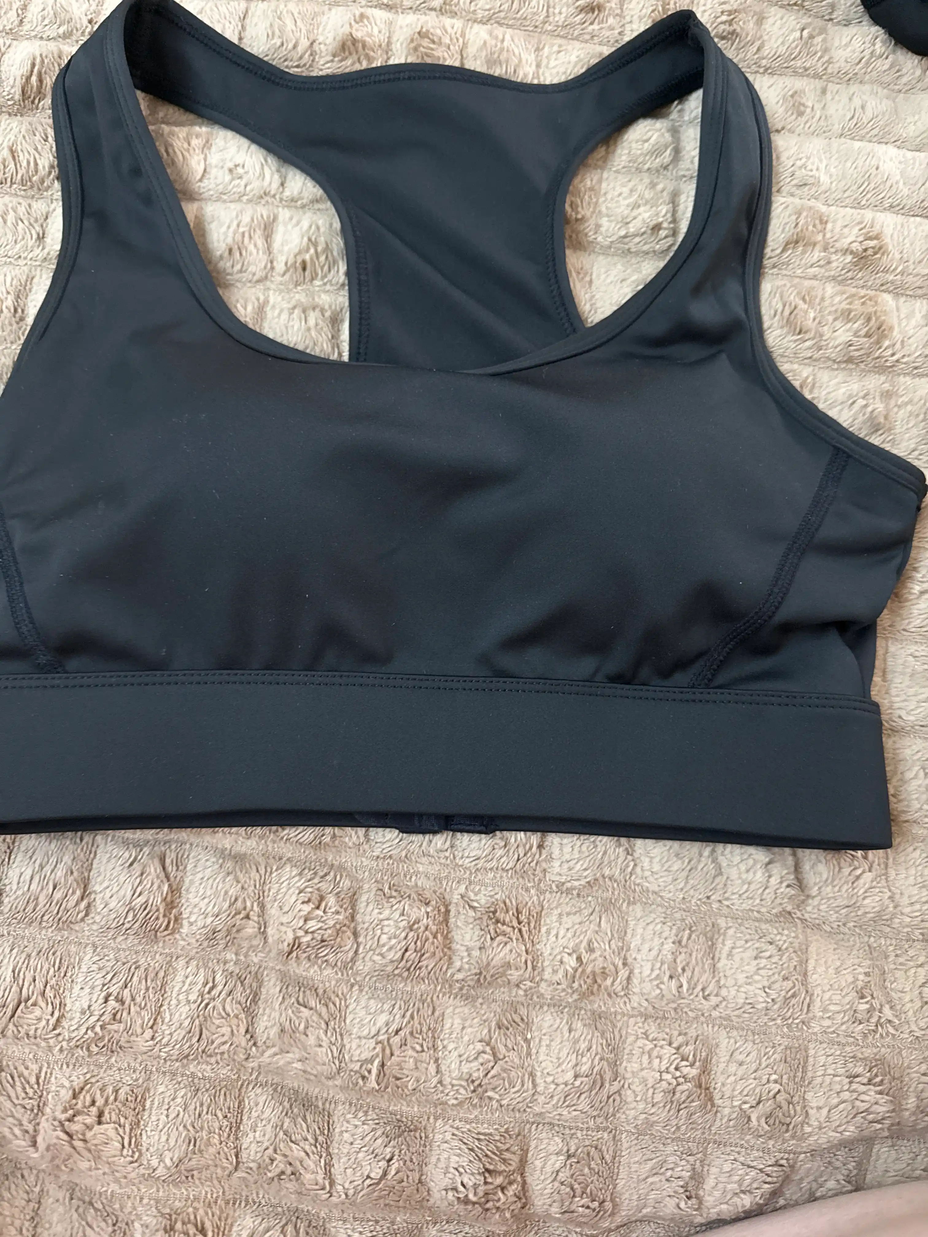Ayollar sport topi Kioko. Olinadigan chashkali sport to'pi. Ayollar spor kiyimi