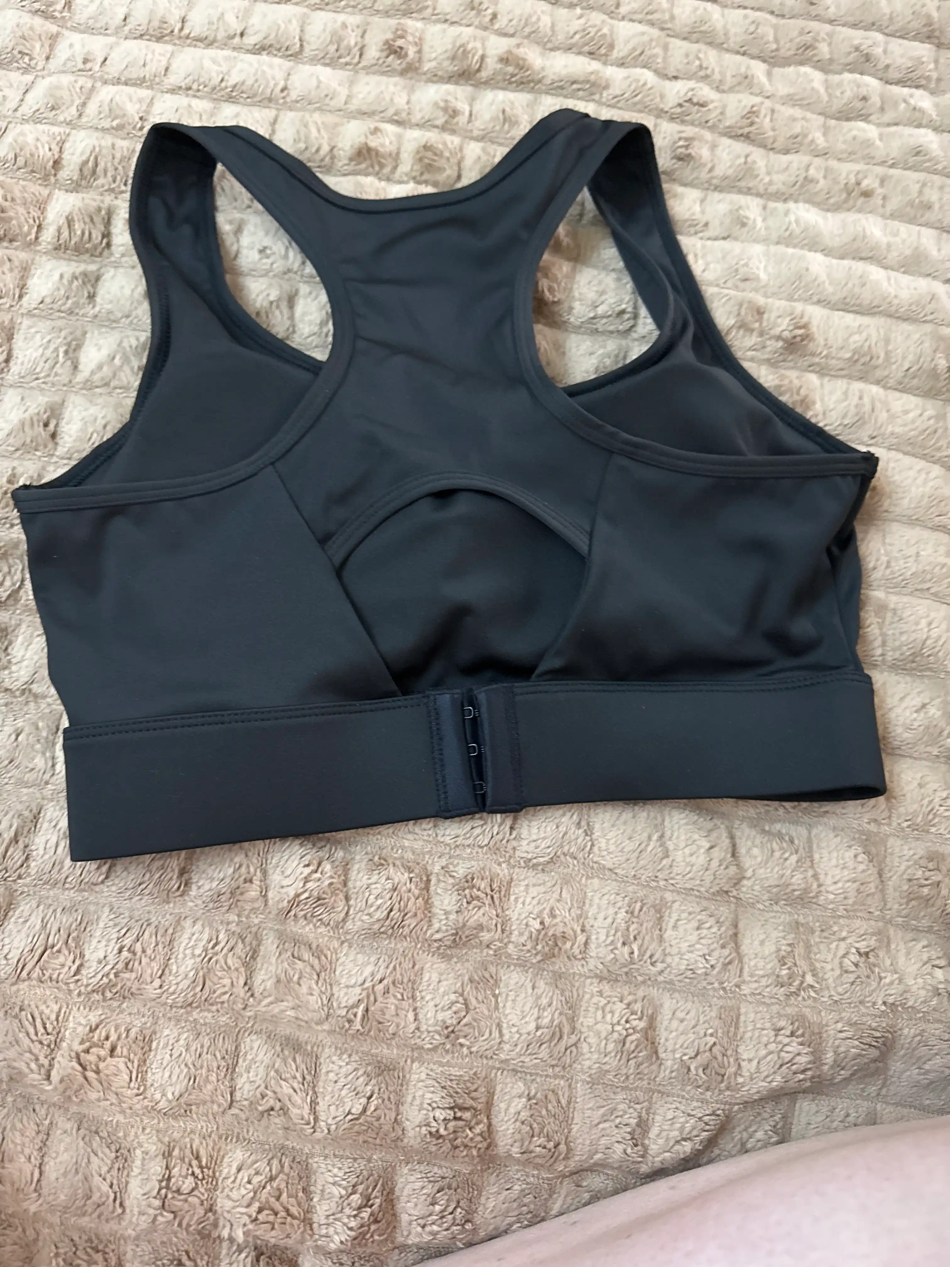 Ayollar sport topi Kioko. Olinadigan chashkali sport to'pi. Ayollar spor kiyimi