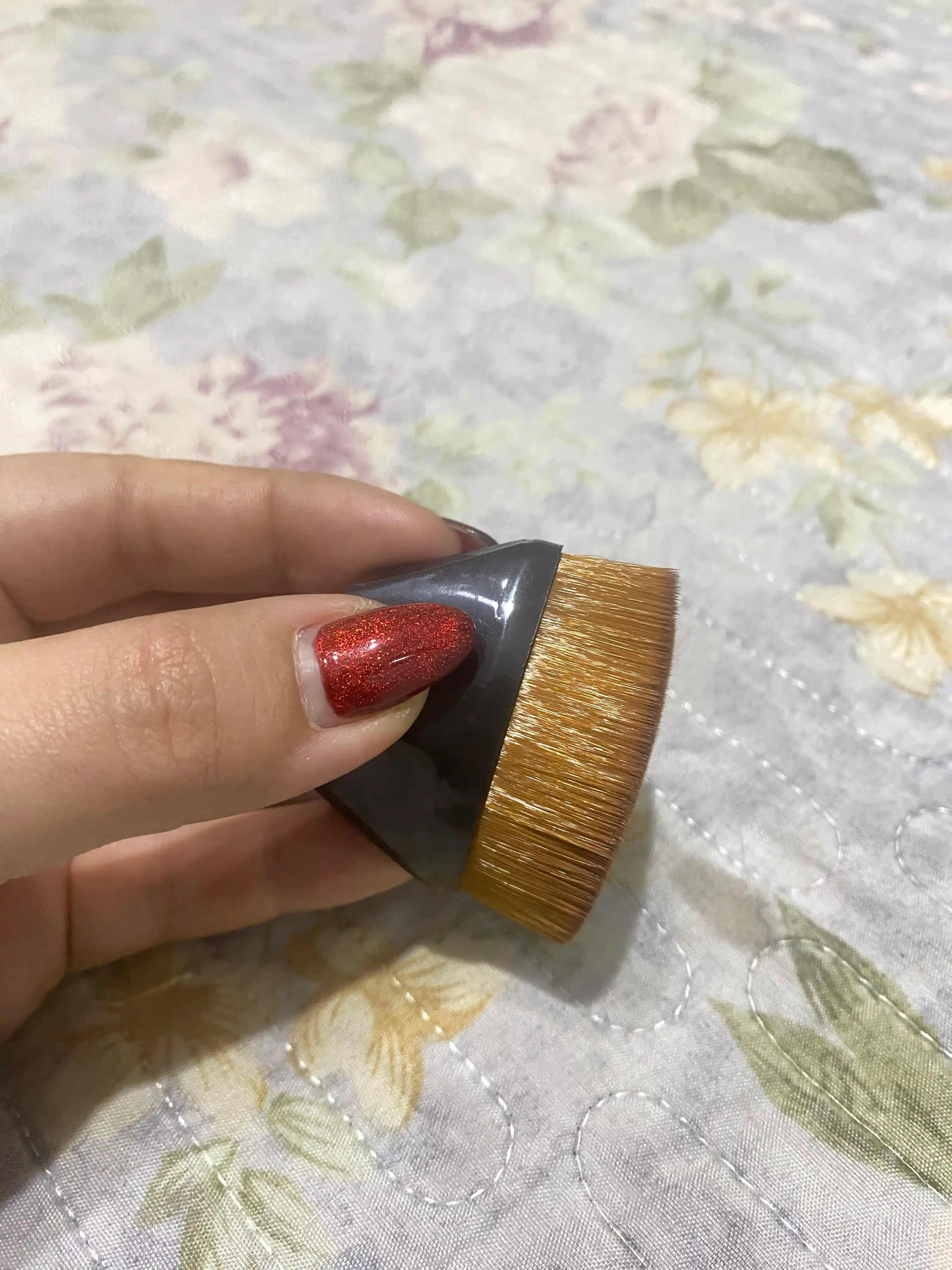 Makiyaj uchun kabuki cho'tkasi, tonal krem, upa, rumyana va konturni qo'llash uchun