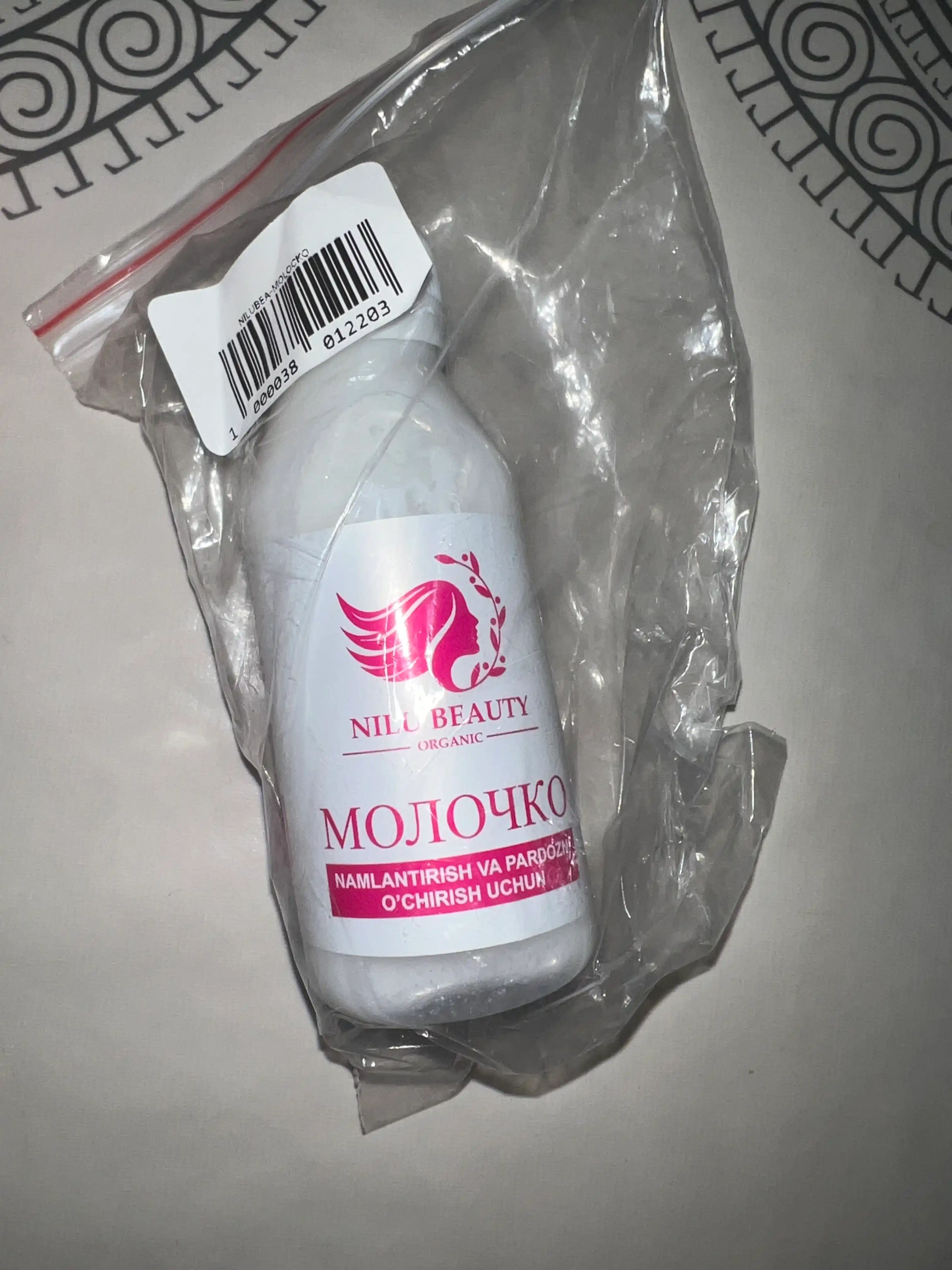 Yengil makiyajni olib tashlash va yuzni namlantirish uchun tabiiy kosmetik molochko