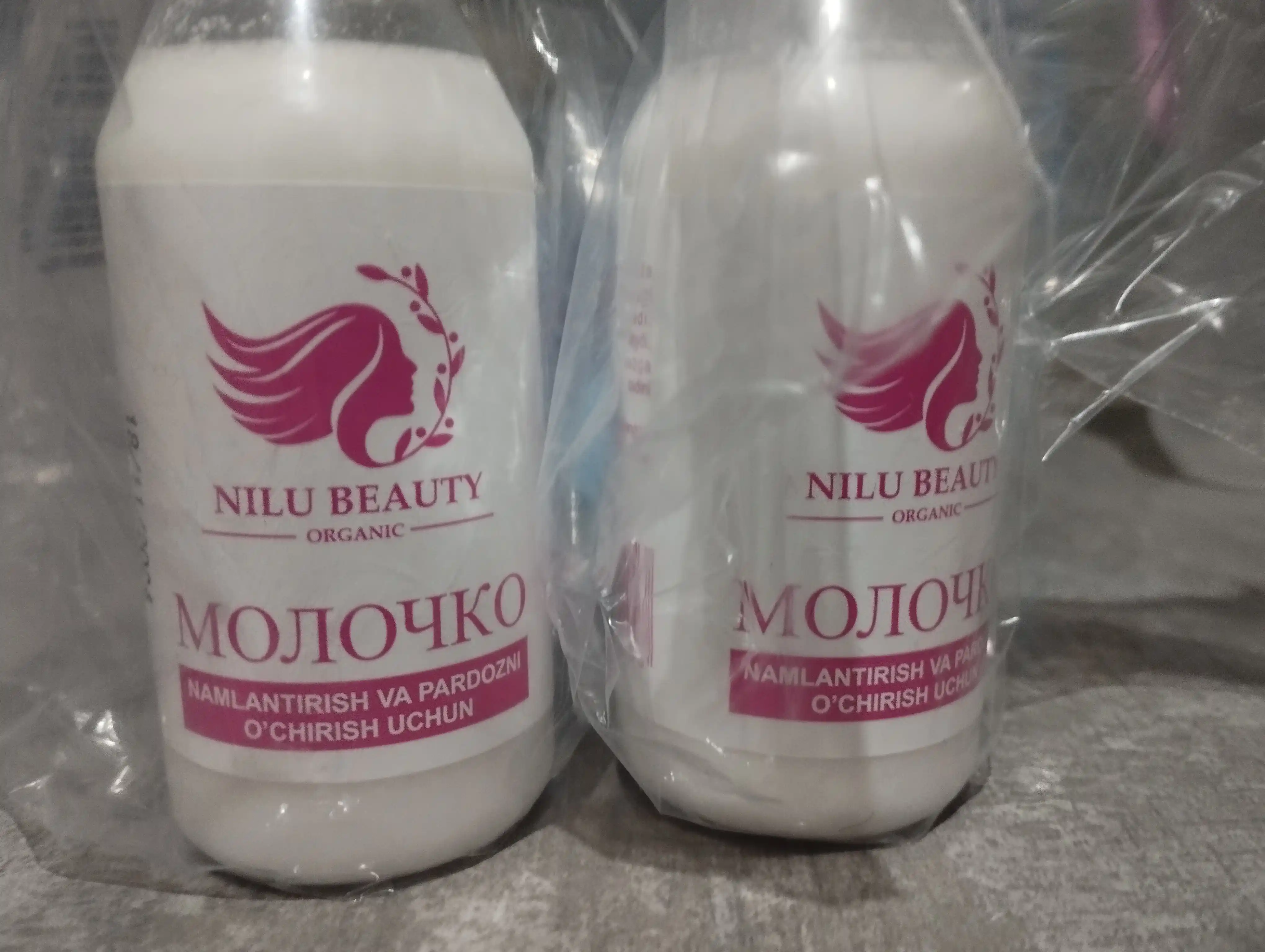 Yengil makiyajni olib tashlash va yuzni namlantirish uchun tabiiy kosmetik molochko