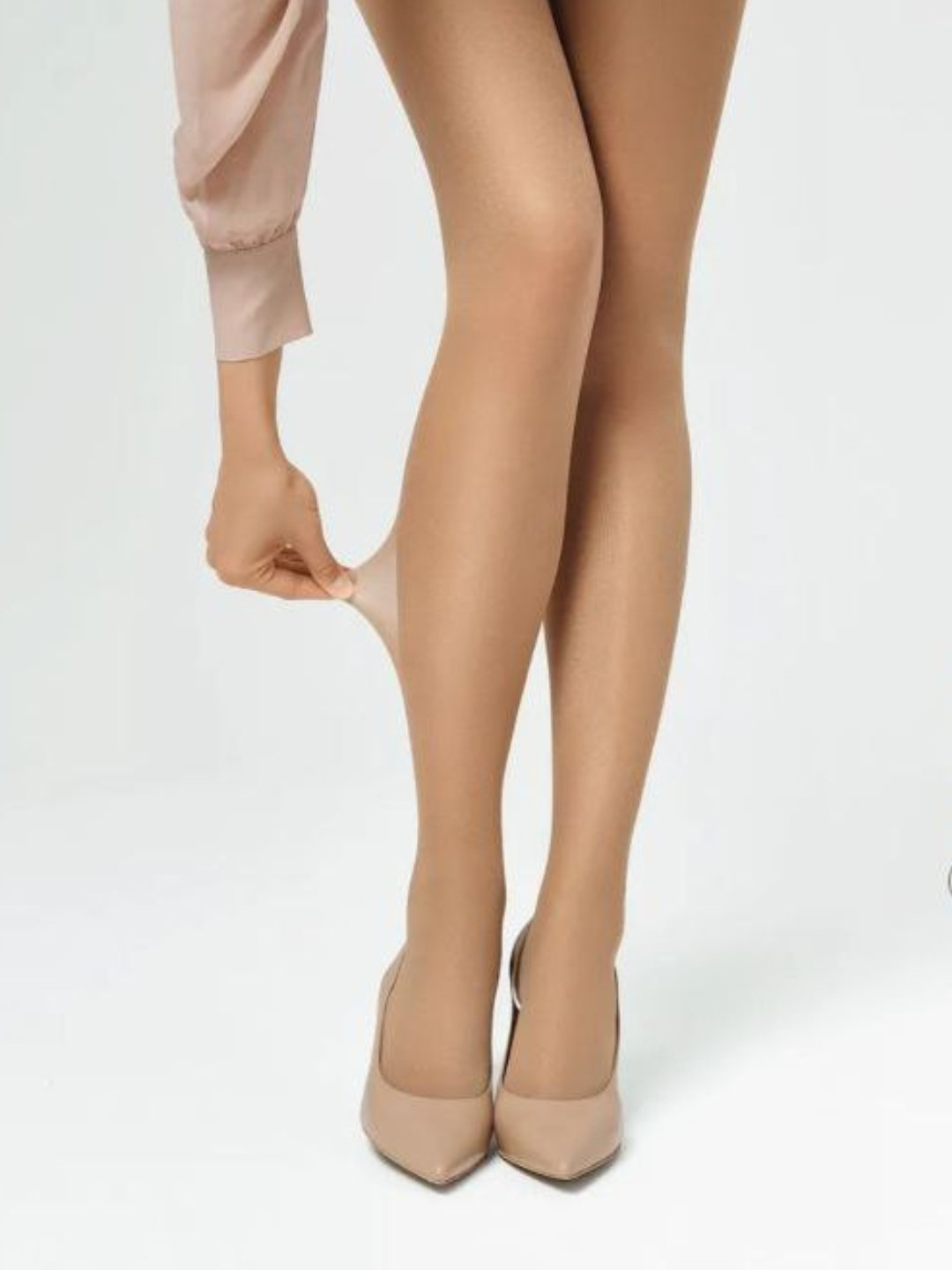 Neylondagi ayollar oyoqlarining fotosurati