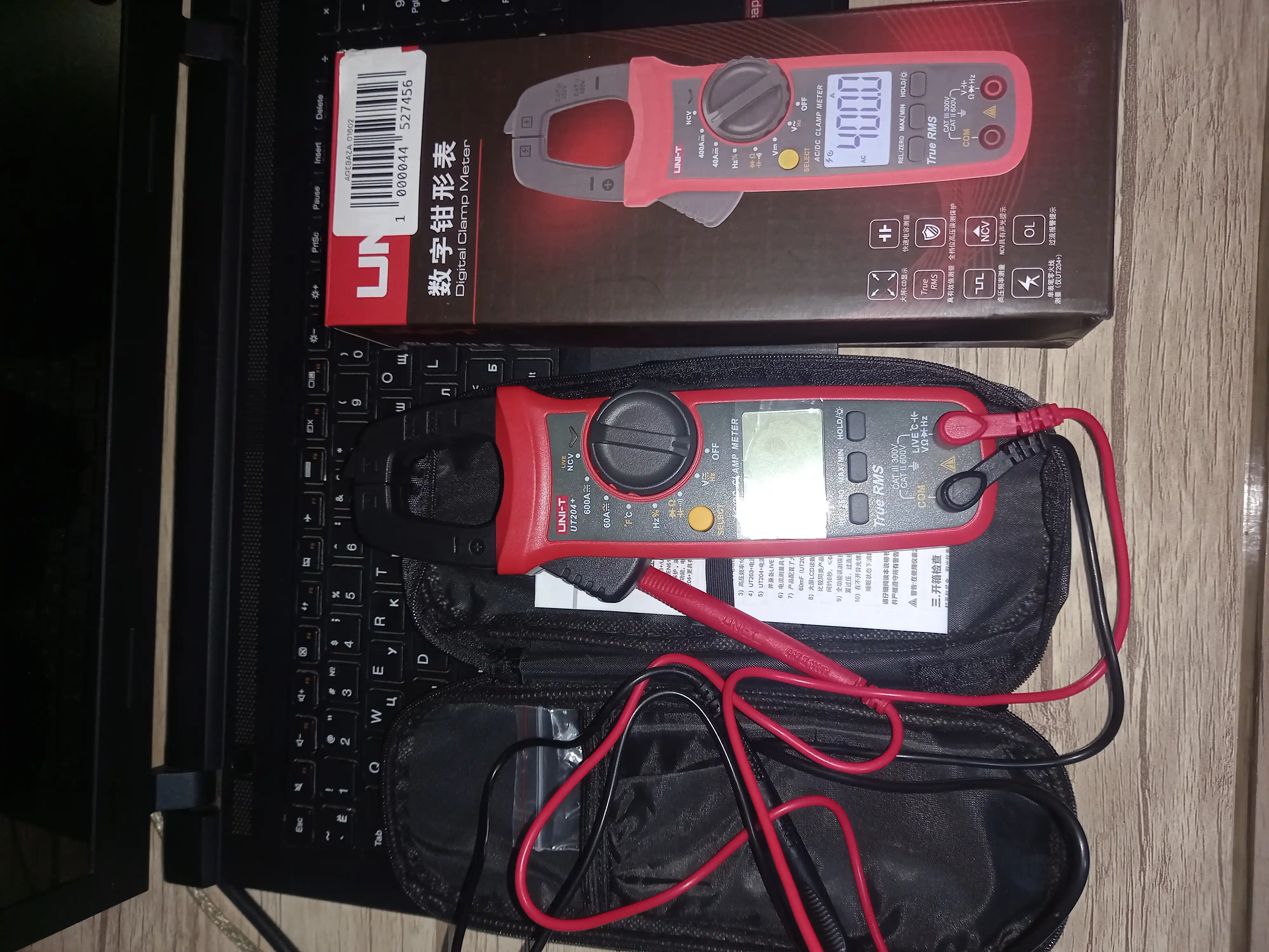 Токовые клещи UNI-T UT204A+ True RMS: DC/AC 600A, температура, емкость, частота
