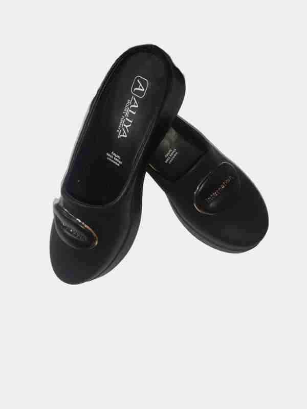 Qora taytdagi ayollar oyoqlari oyoq fetishlari