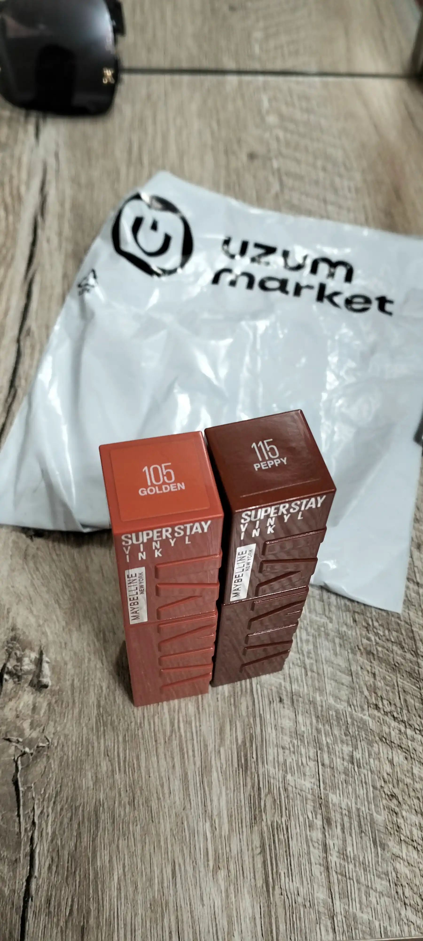 Lab uchun bo'yog' Maybelline New York Super Stay Vinyl Ink, 105 oltin