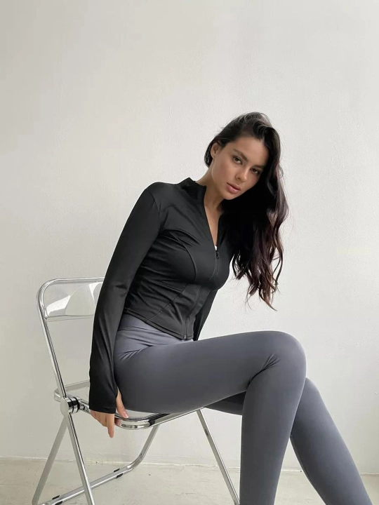 Ayollar rashgardlari, sport uchun tortilgan chaqmoqli sport koftasi