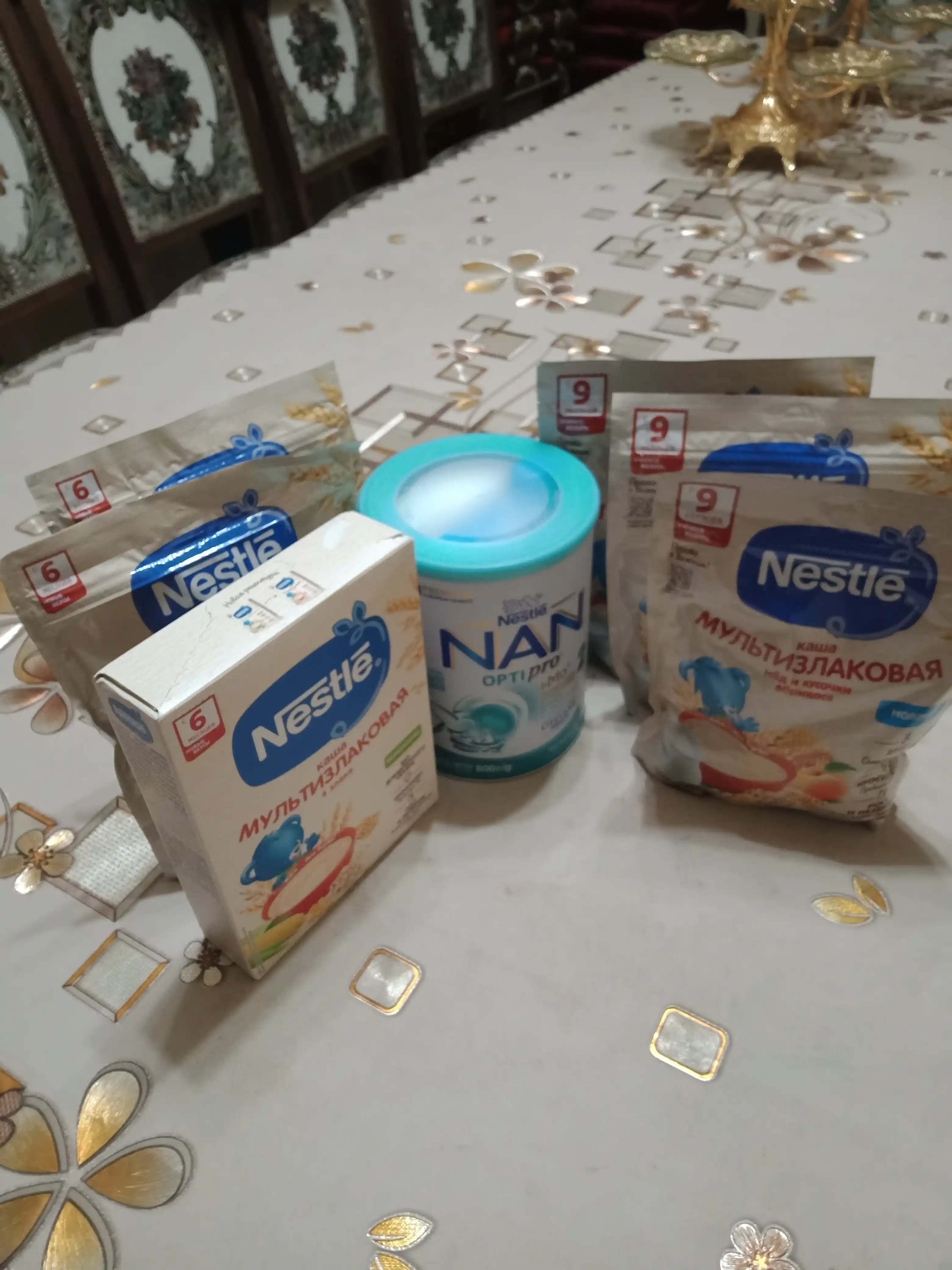 NESTLE bo‘tqasi Asal va o‘rik bo‘lakchalari qo‘shilgan sutli multiflok paket 200 g
