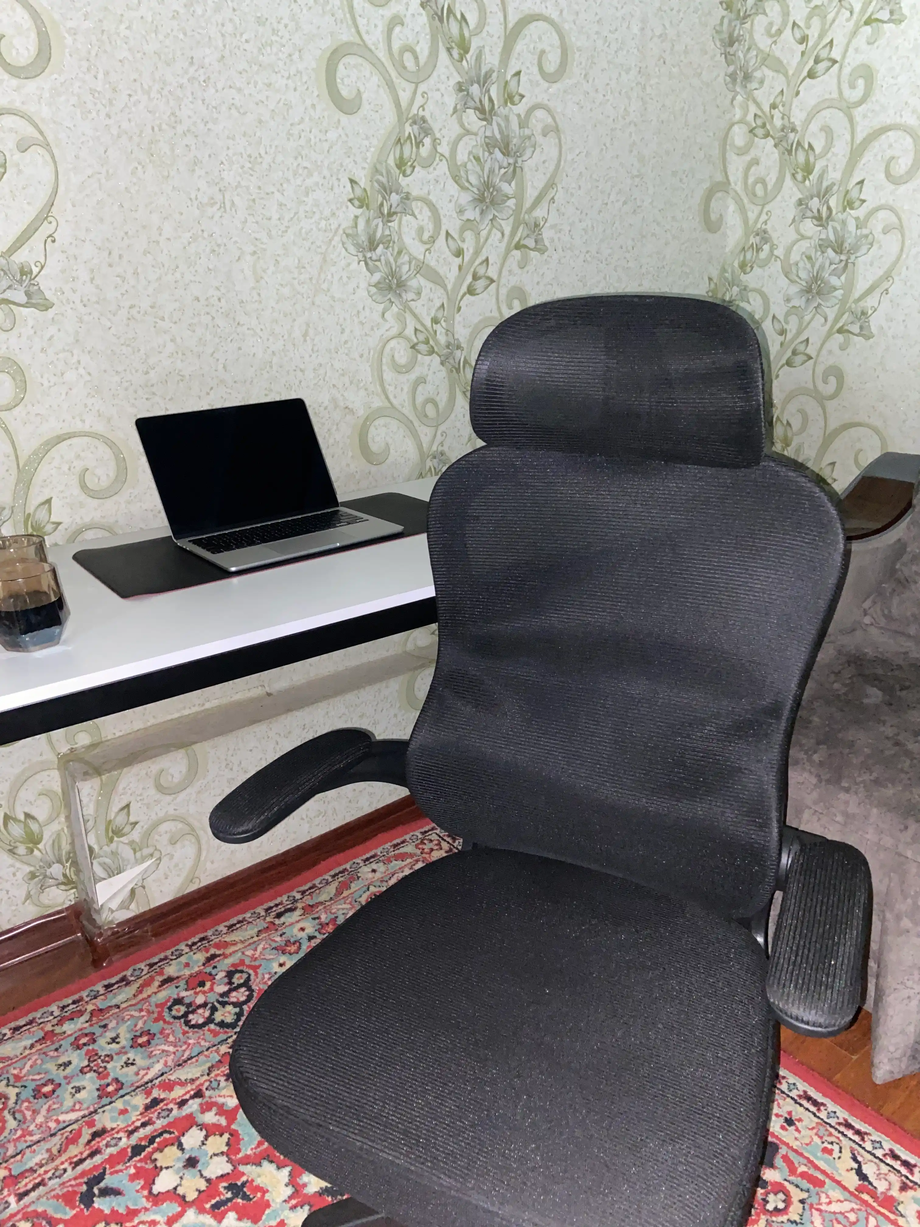 Orqa suyanchig‘i va bosh suyanchig‘i to‘rdan iborat CLERO ofis kreslosi, 120 kg gacha yuk ko‘taradi
