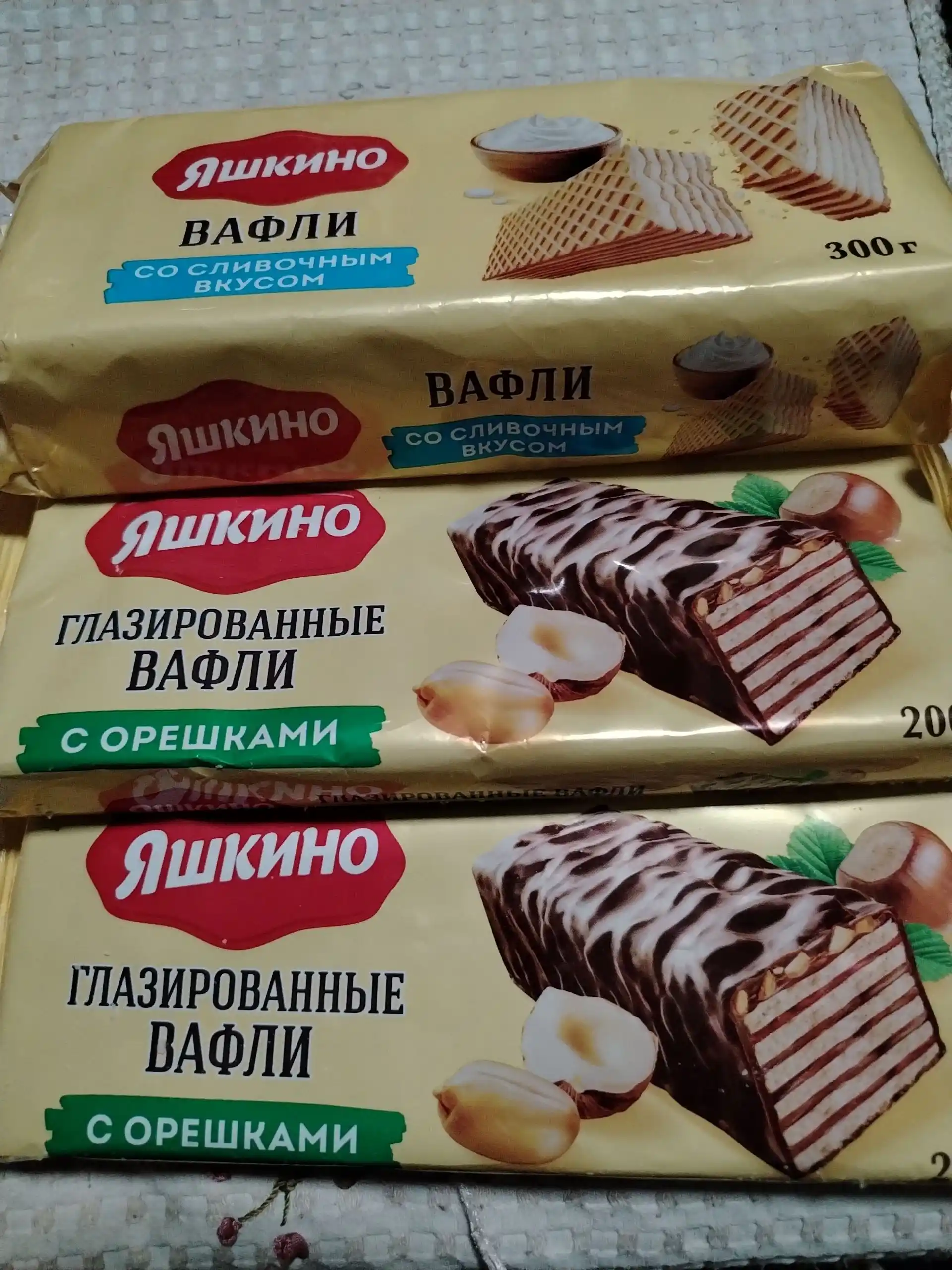 Вафли Яшкино глазированные с орешками, 200 гр