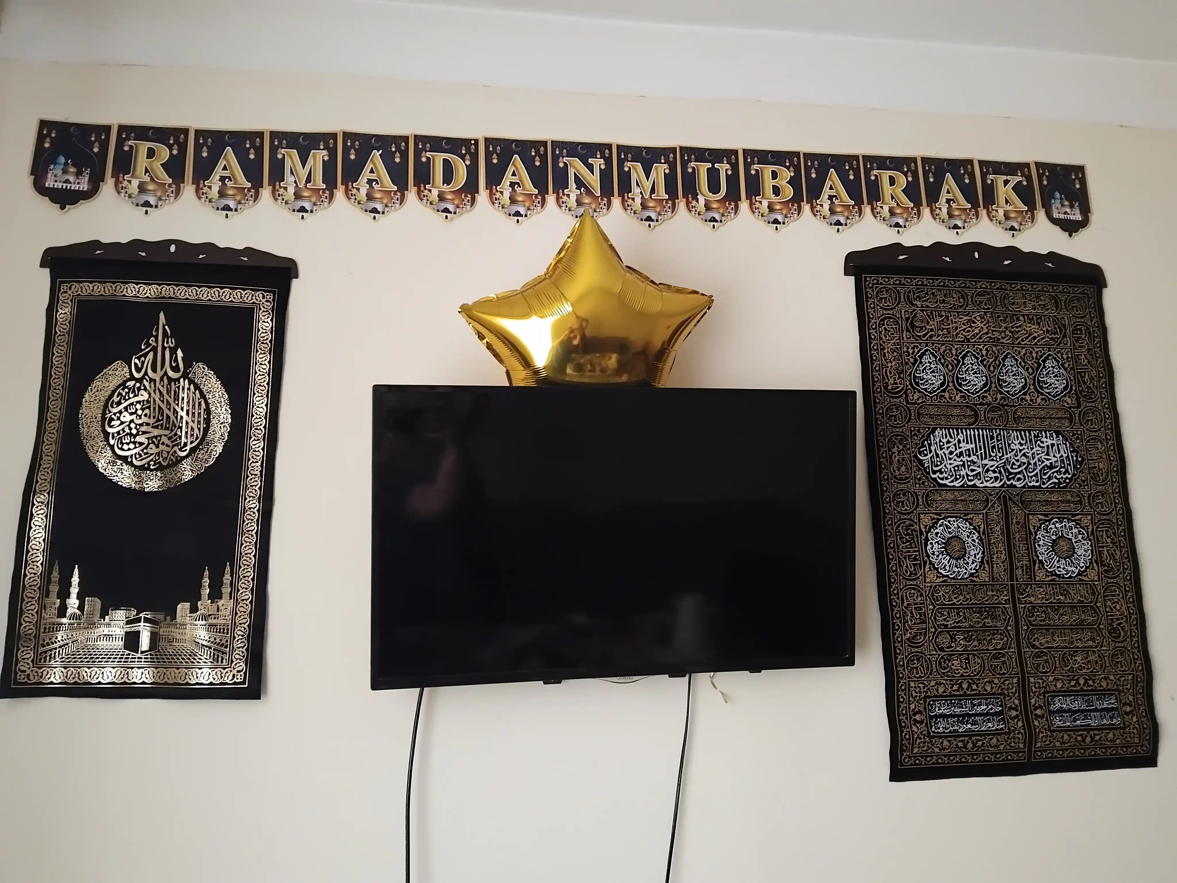 Kaaba eshigi yopinchigi surati, qora vilyur mato, tilla naqsh
